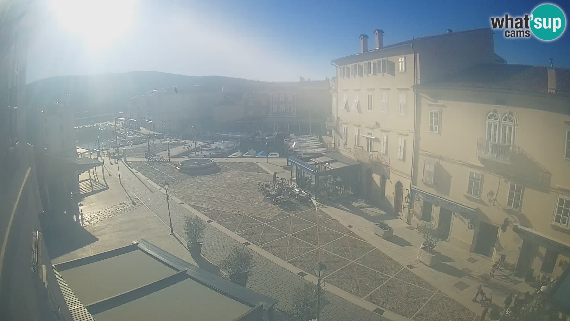 LIVE cam Cres city – place principale et “mandrač” – île de Cres – Croatie