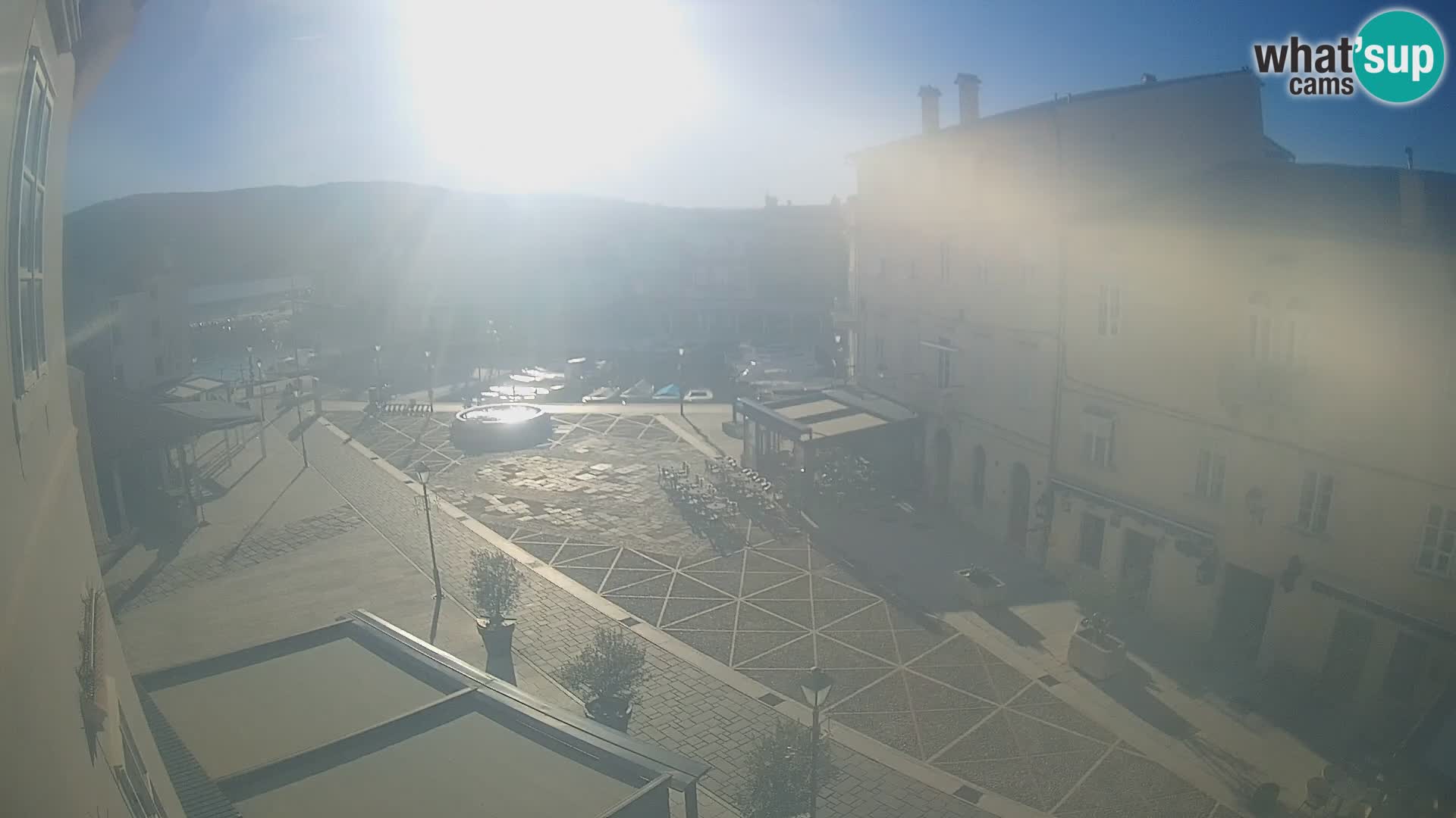 Web kamera Grad Cres – glavni trg i “mandrač” – otok Cres