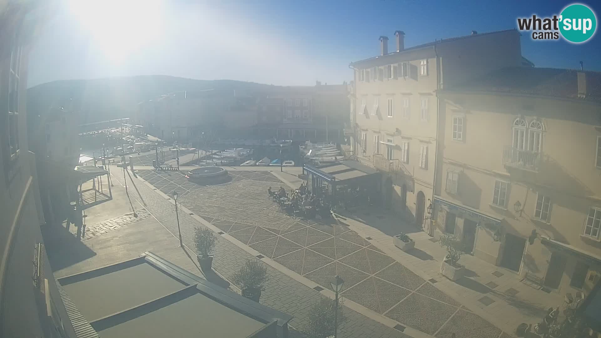 LIVE cam Cres city – place principale et “mandrač” – île de Cres – Croatie
