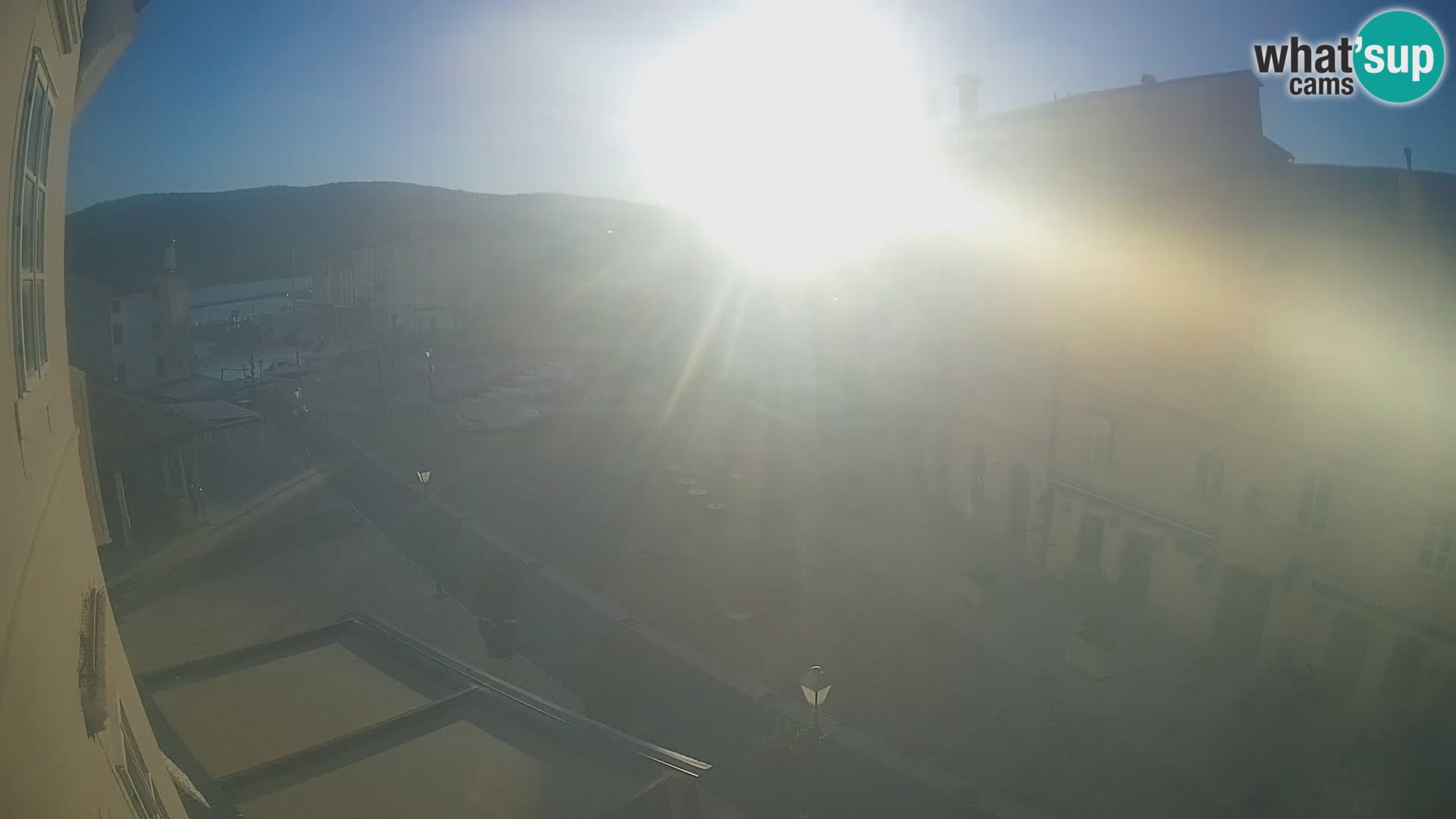 Web kamera Grad Cres – glavni trg i “mandrač” – otok Cres