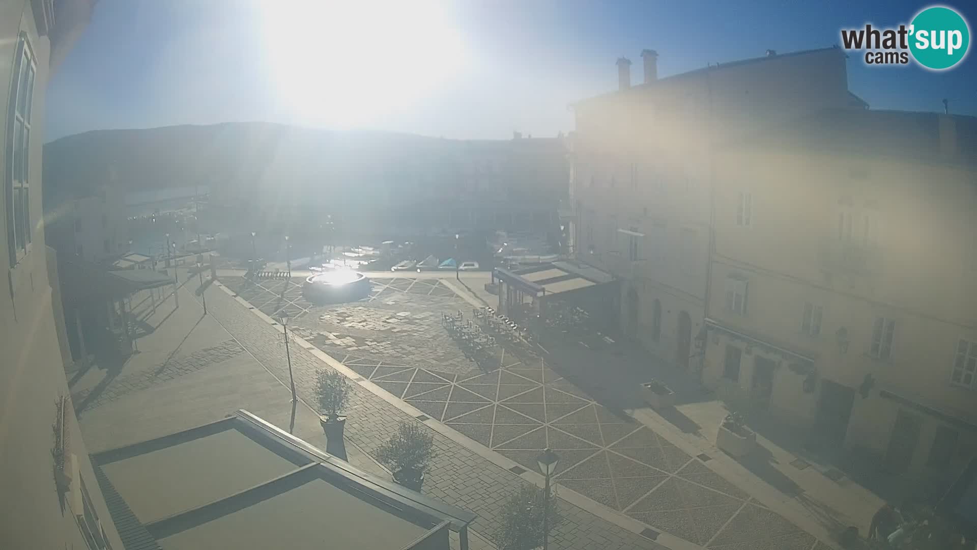 Cámara en vivo ciudad de Cres – plaza principal y “mandrač” – isla de Cres – Croacia