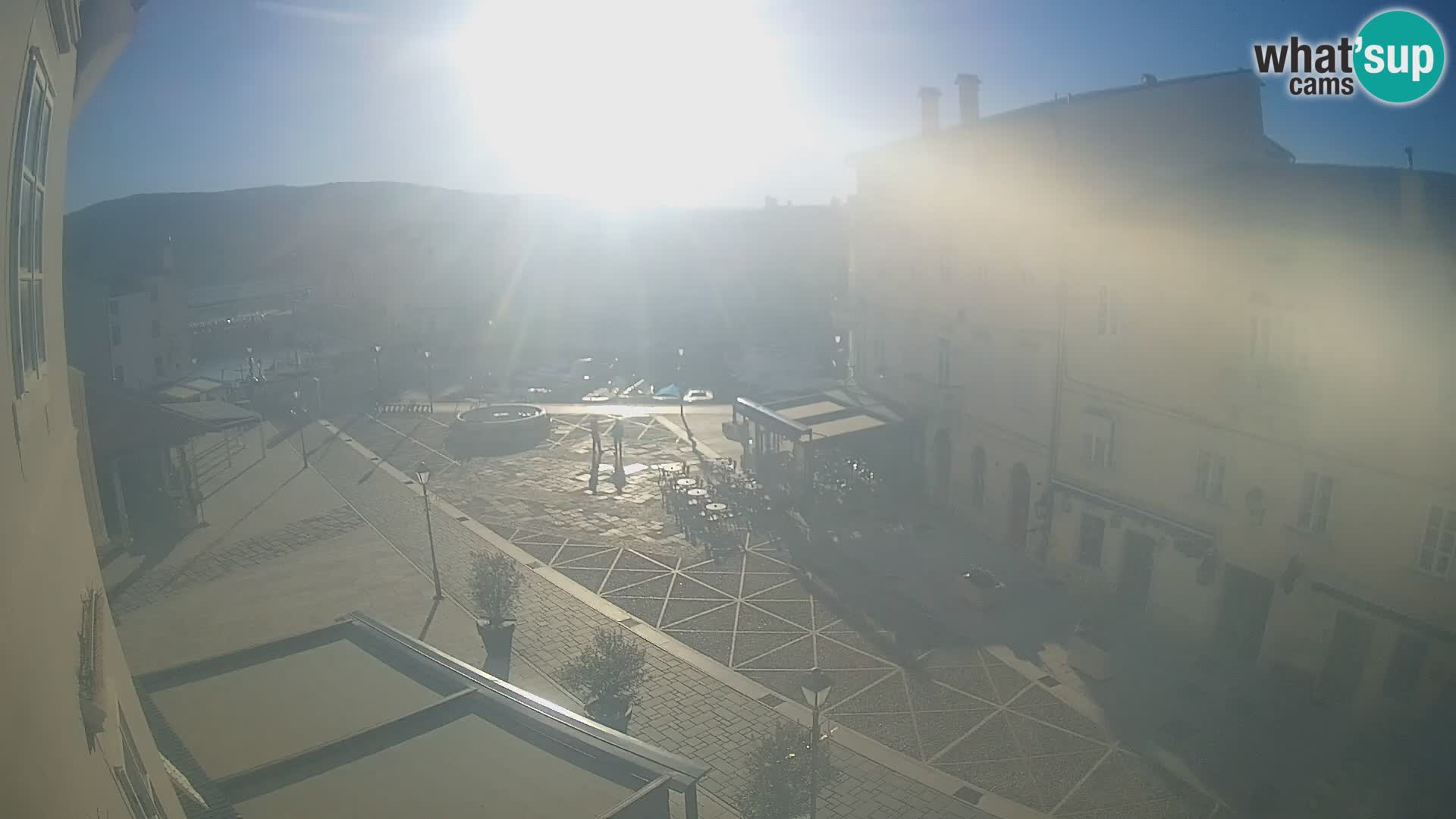 Web kamera Grad Cres – glavni trg i “mandrač” – otok Cres