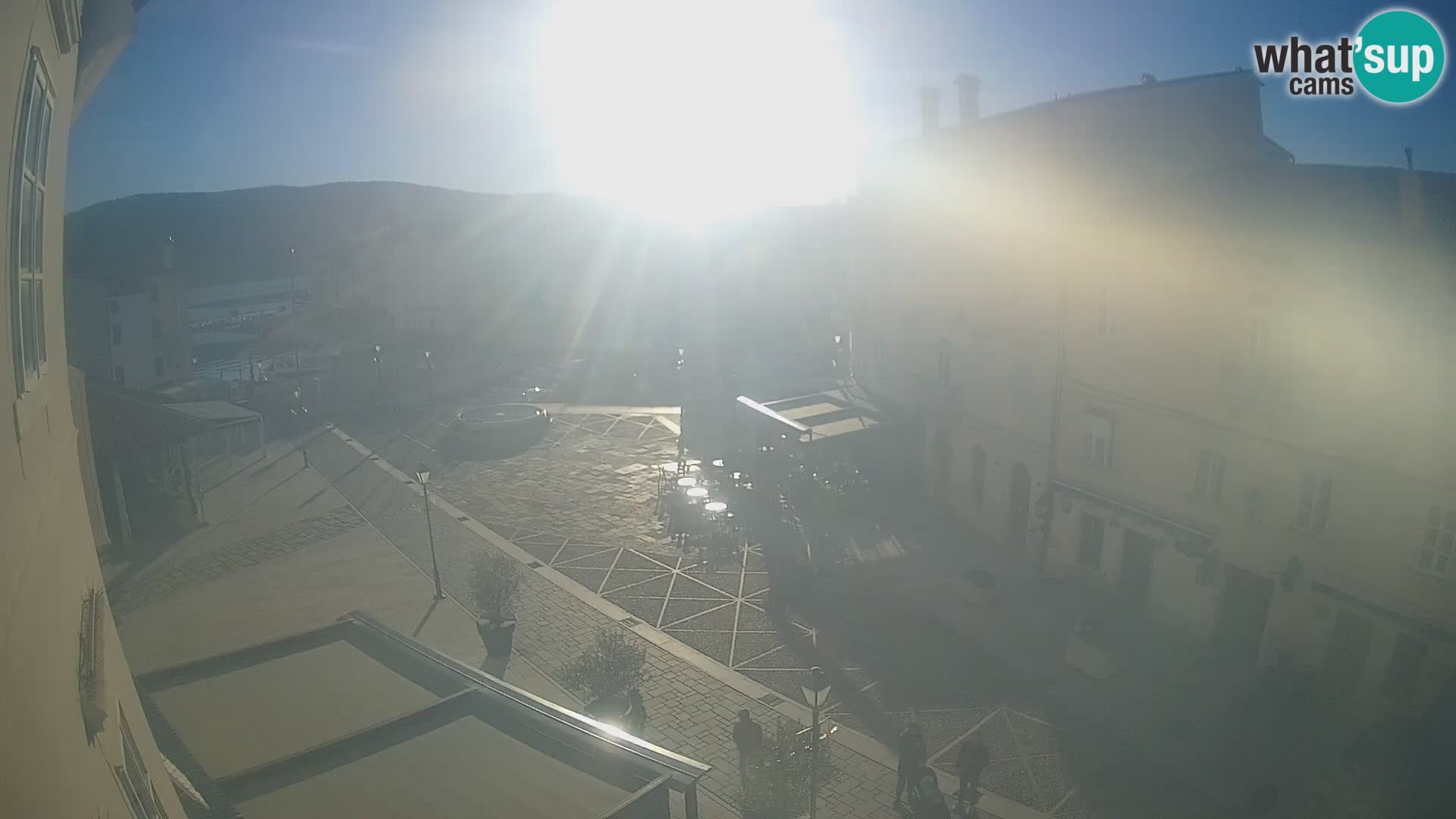 Kamera v ŽIVO Cres mesto – glavni trg in “mandrač” – otok Cres – Hrvaška