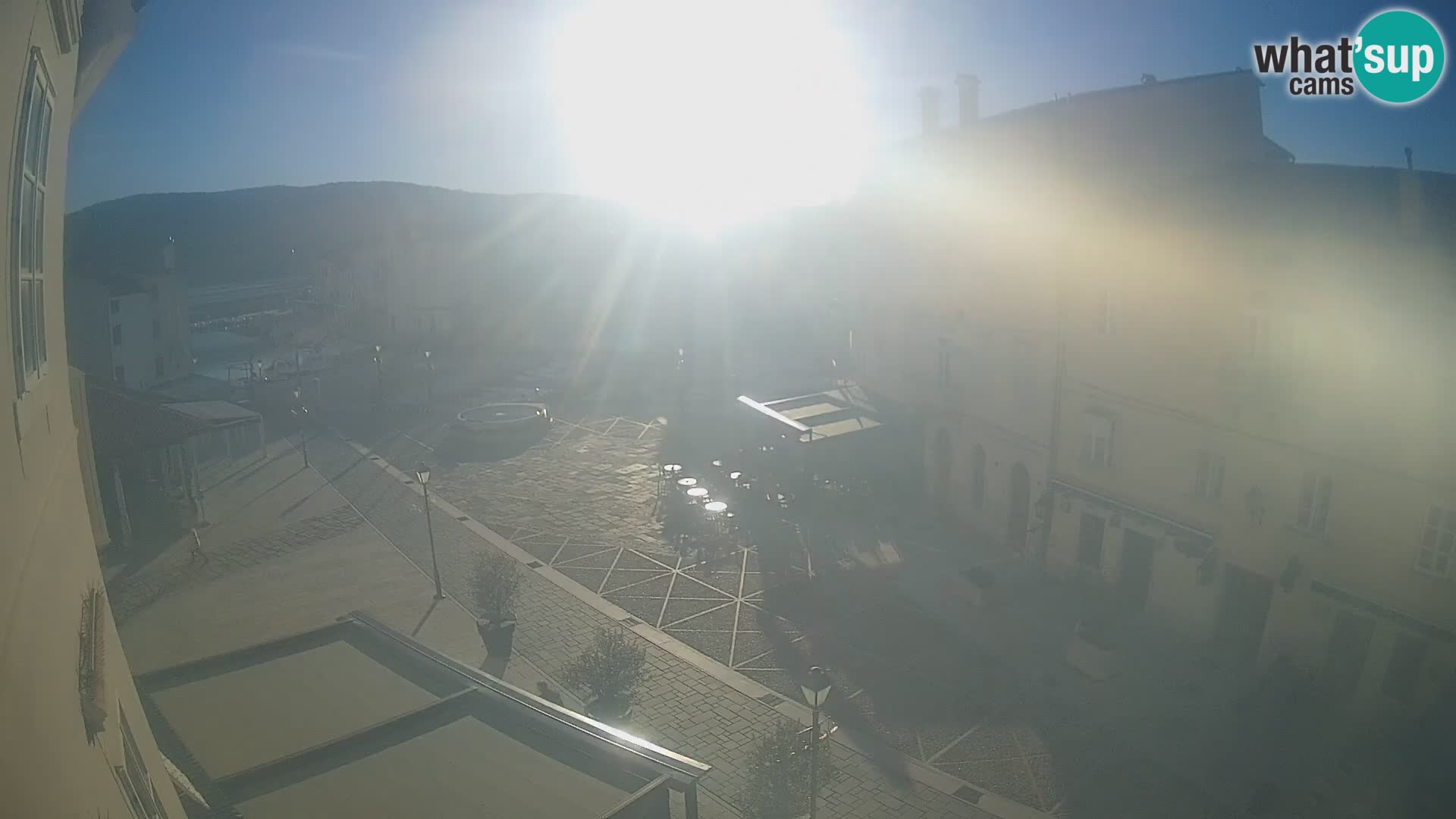 V ŽIVO spletna kamera Cres mesto – glavni trg in “mandrač” – otok Cres – Hrvaška