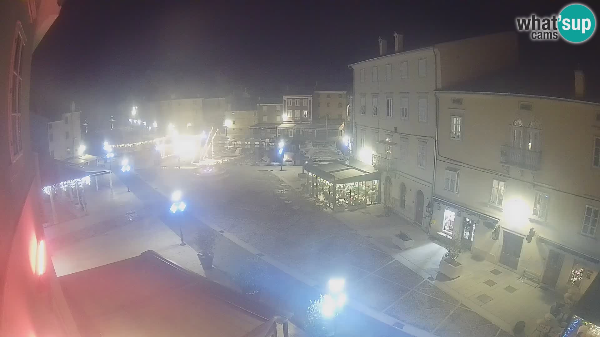 Web kamera Grad Cres – glavni trg i “mandrač” – otok Cres