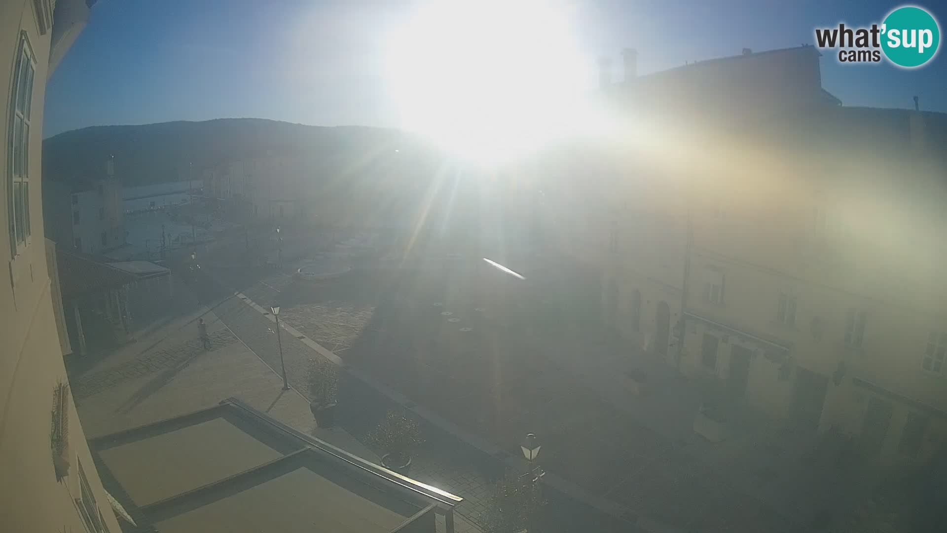 V ŽIVO spletna kamera Cres mesto – glavni trg in “mandrač” – otok Cres – Hrvaška