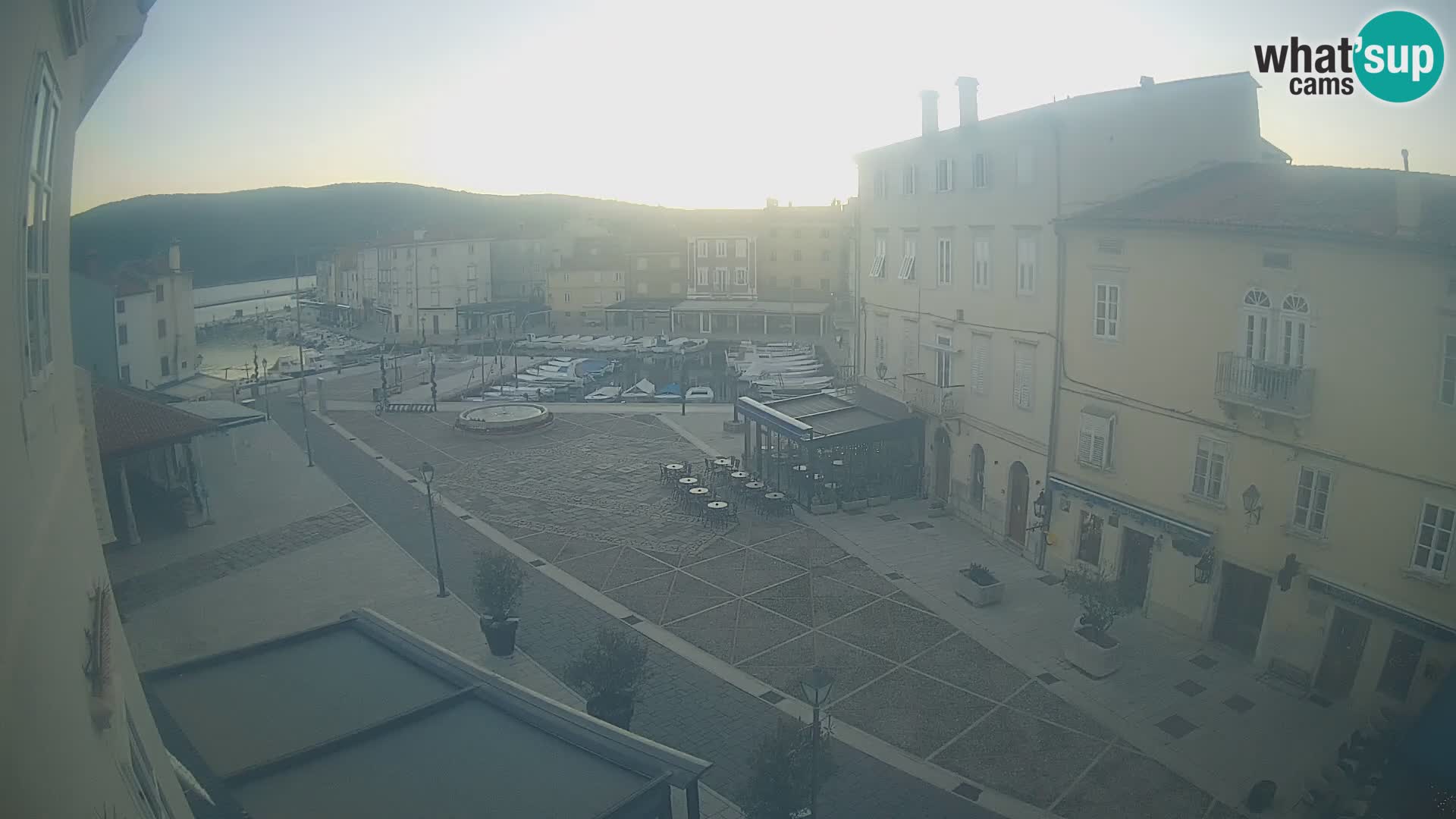 LIVE cam Cres city – place principale et “mandrač” – île de Cres – Croatie
