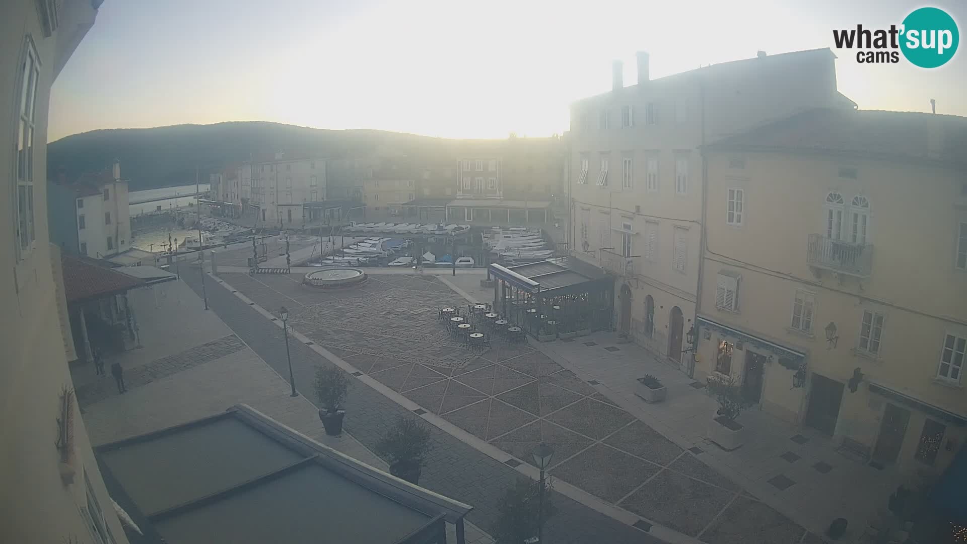 Web kamera Grad Cres – glavni trg i “mandrač” – otok Cres