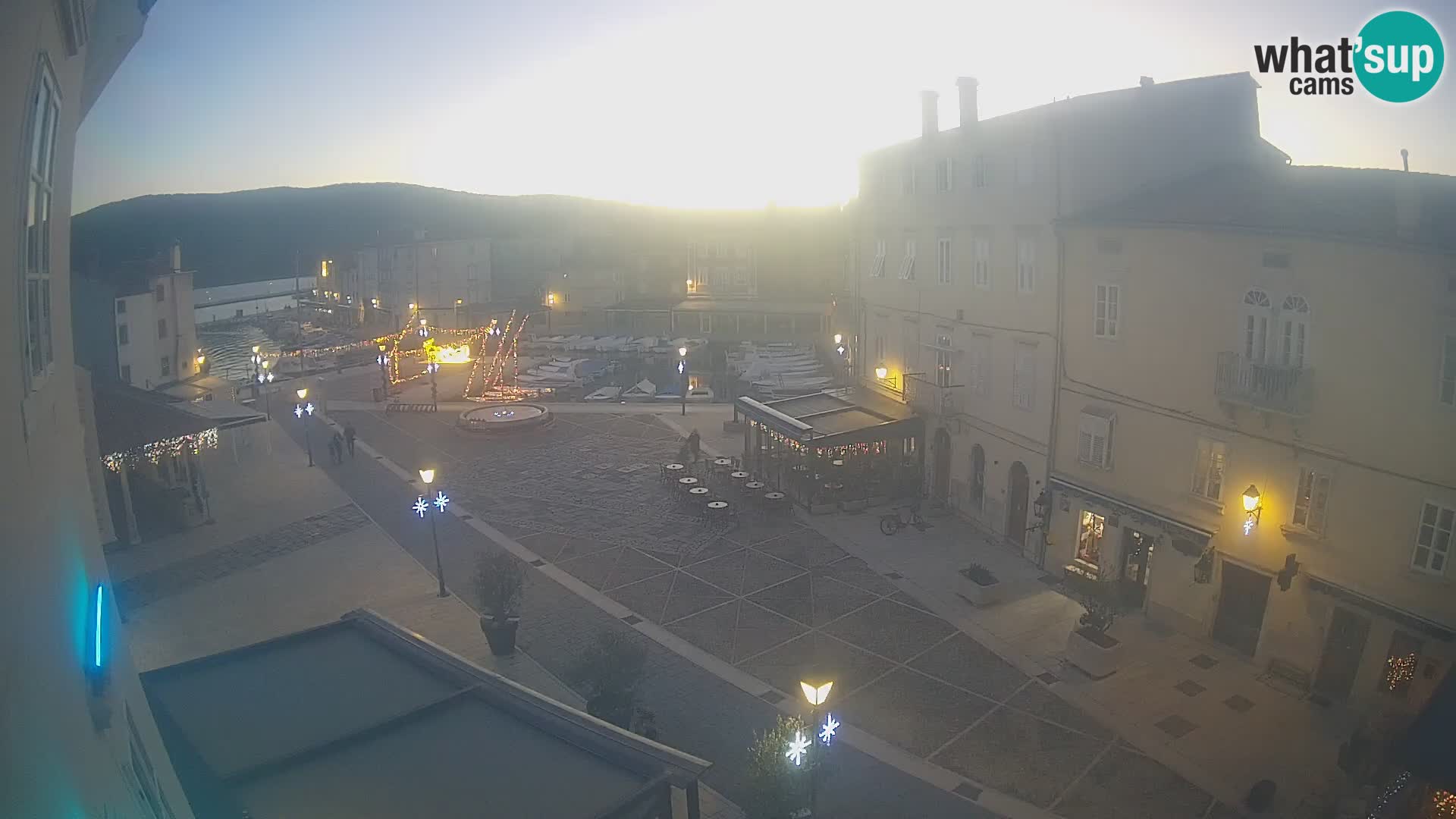 LIVE cam Cres city – place principale et “mandrač” – île de Cres – Croatie