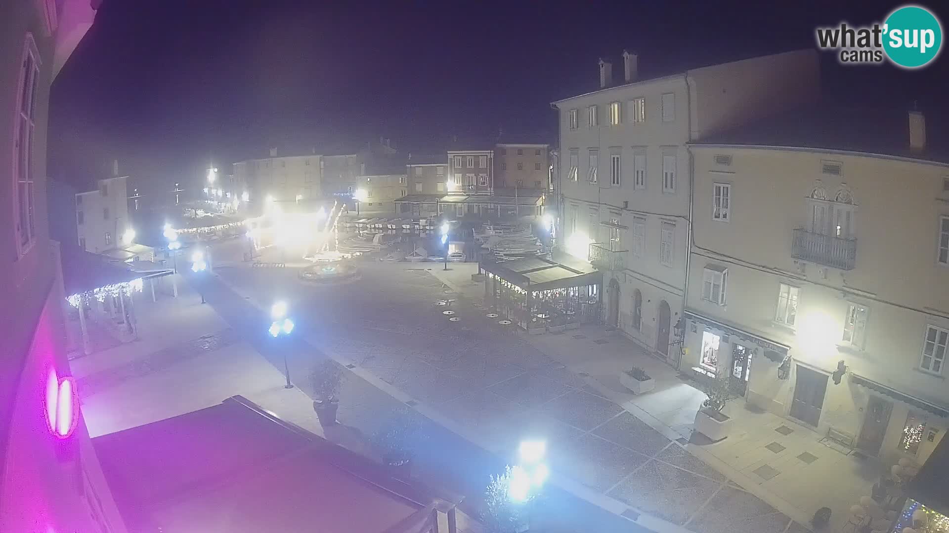 V ŽIVO spletna kamera Cres mesto – glavni trg in “mandrač” – otok Cres – Hrvaška