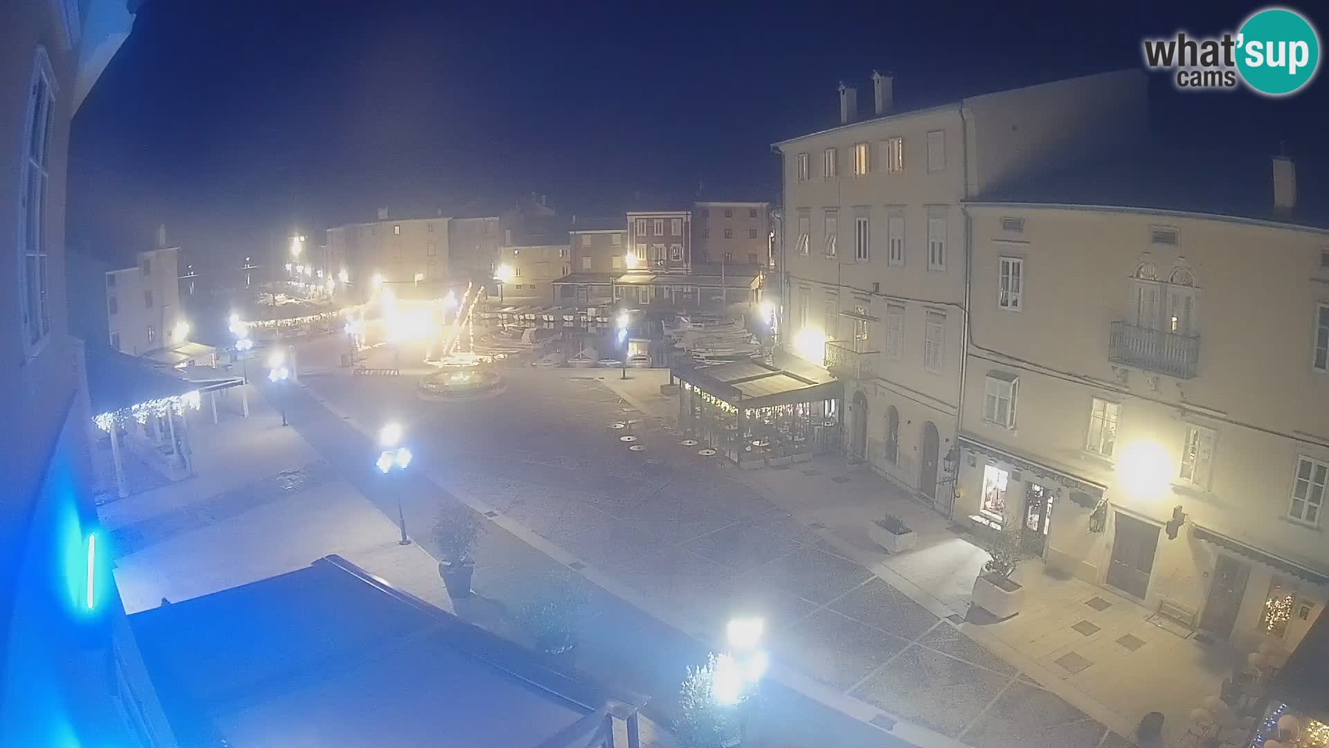 Web kamera Grad Cres – glavni trg i “mandrač” – otok Cres