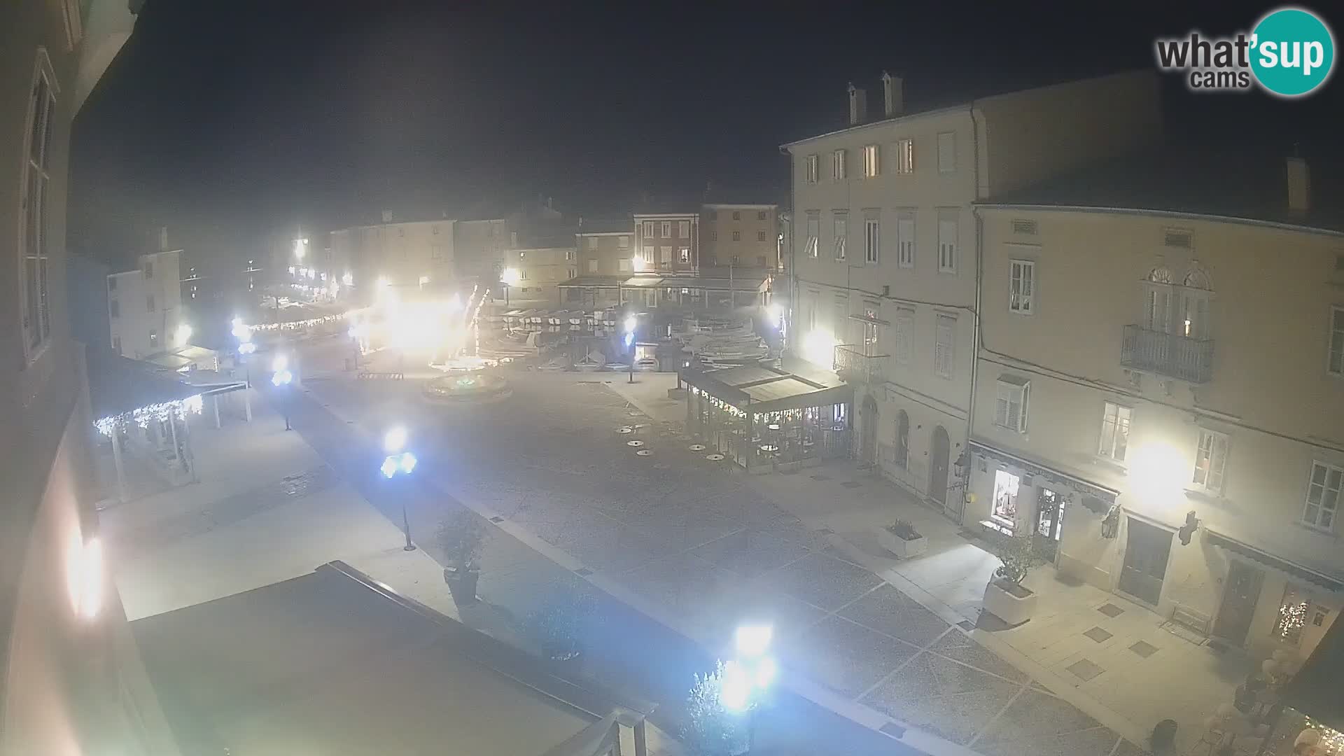 V ŽIVO spletna kamera Cres mesto – glavni trg in “mandrač” – otok Cres – Hrvaška