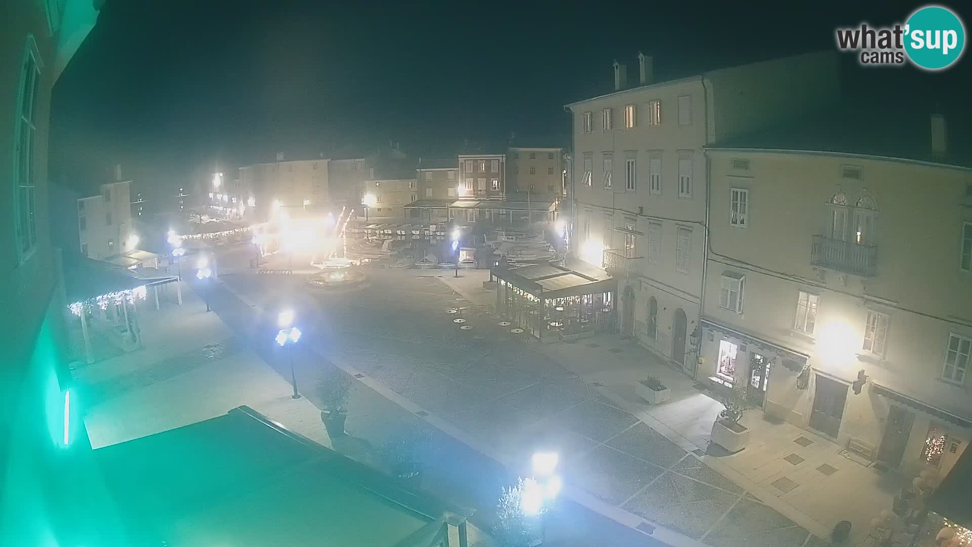 V ŽIVO spletna kamera Cres mesto – glavni trg in “mandrač” – otok Cres – Hrvaška