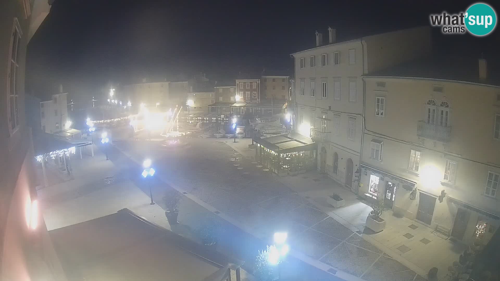 Web kamera Grad Cres – glavni trg i “mandrač” – otok Cres