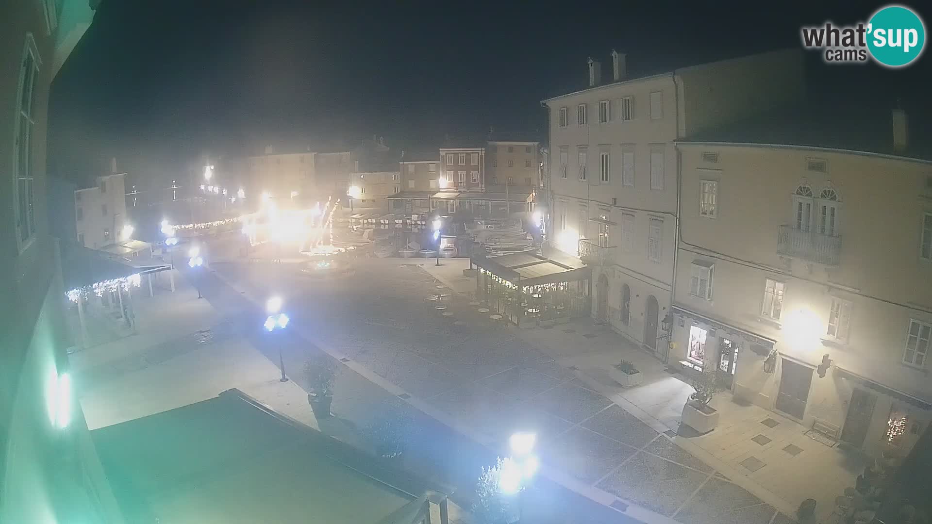 Web kamera Grad Cres – glavni trg i “mandrač” – otok Cres