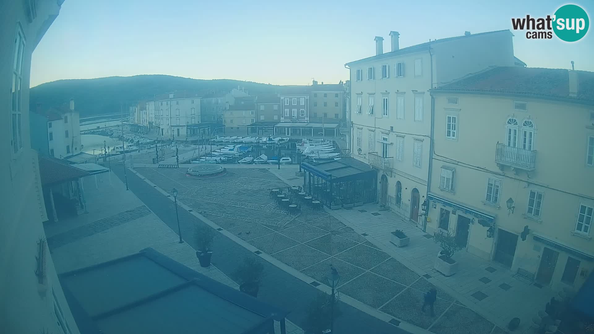 V ŽIVO spletna kamera Cres mesto – glavni trg in “mandrač” – otok Cres – Hrvaška