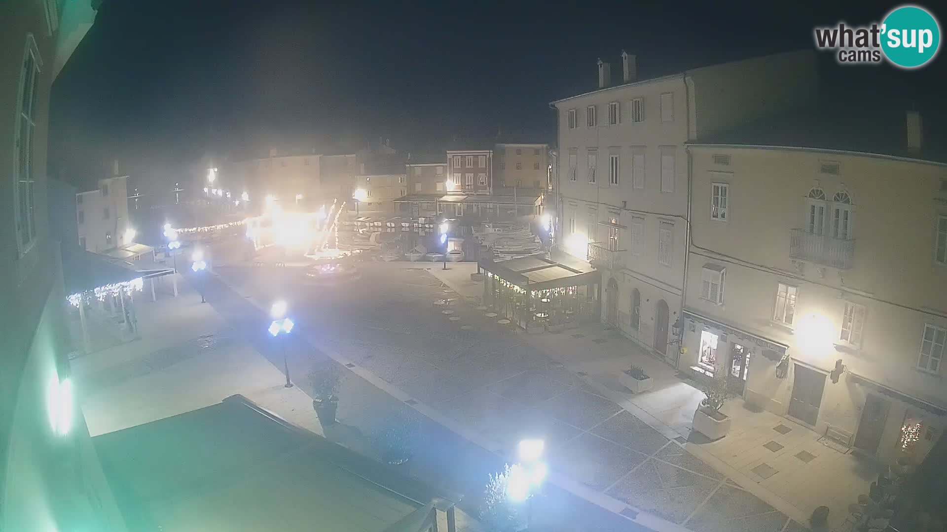 Web kamera Grad Cres – glavni trg i “mandrač” – otok Cres