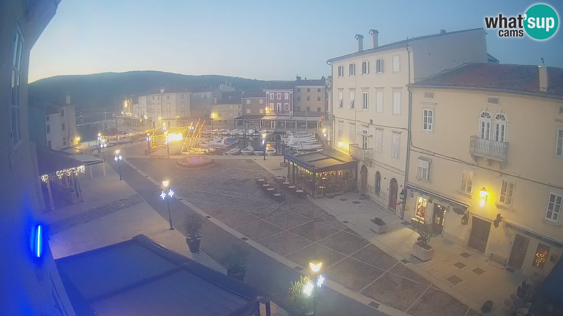 Web kamera Grad Cres – glavni trg i “mandrač” – otok Cres