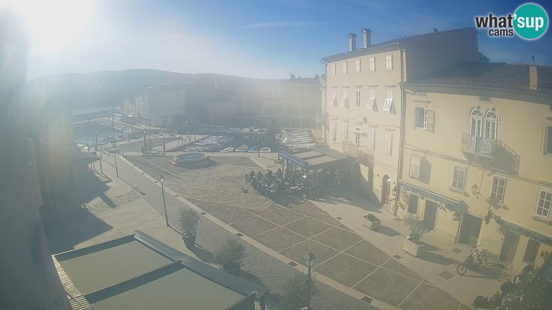 Web kamera Grad Cres – glavni trg i “mandrač” – otok Cres