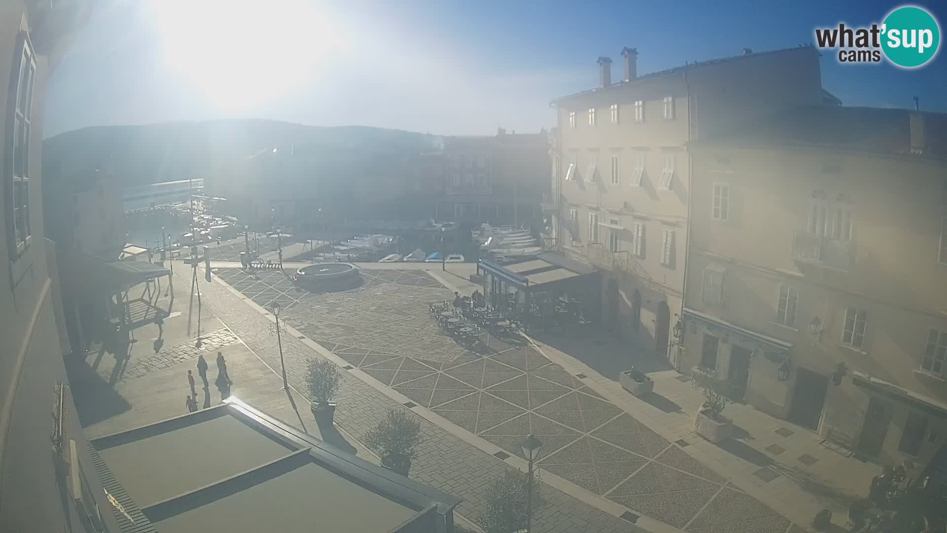 Web kamera Grad Cres – glavni trg i “mandrač” – otok Cres