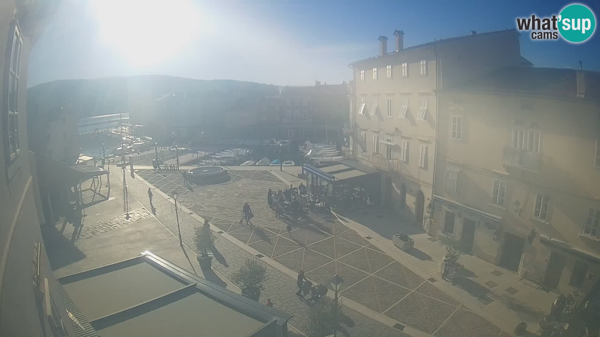 Kamera v ŽIVO Cres mesto – glavni trg in “mandrač” – otok Cres – Hrvaška