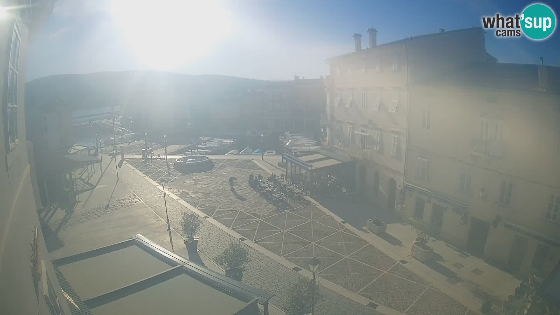 Web kamera Grad Cres – glavni trg i “mandrač” – otok Cres