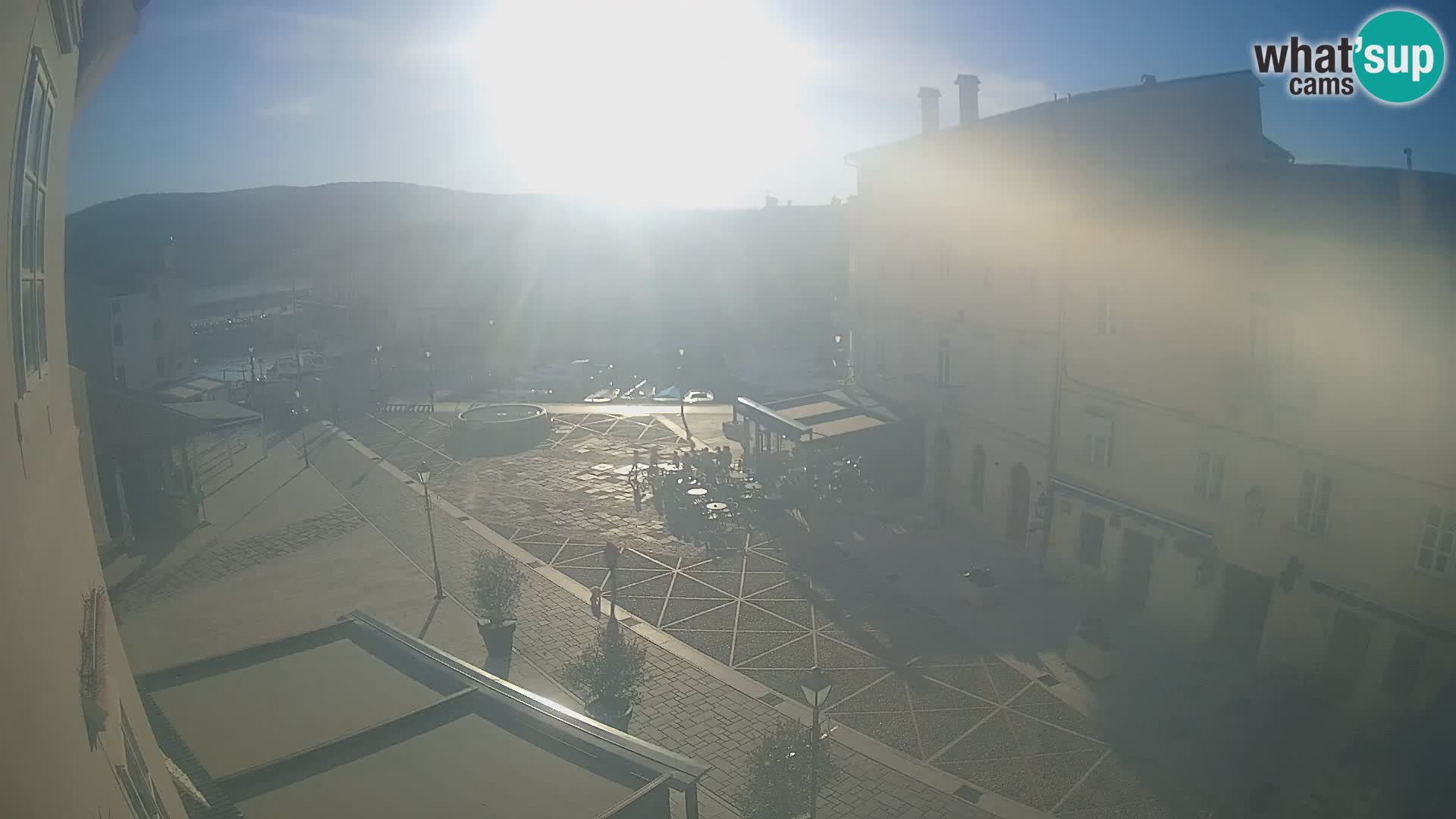 V ŽIVO spletna kamera Cres mesto – glavni trg in “mandrač” – otok Cres – Hrvaška