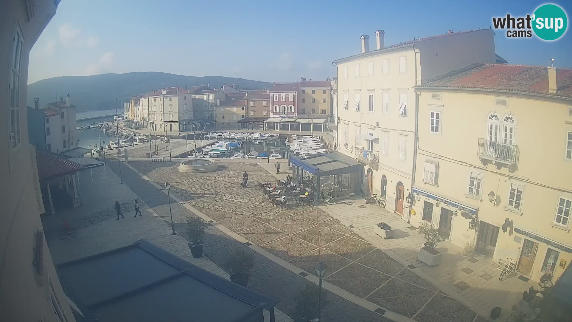 LIVE cam Cres city – place principale et “mandrač” – île de Cres – Croatie