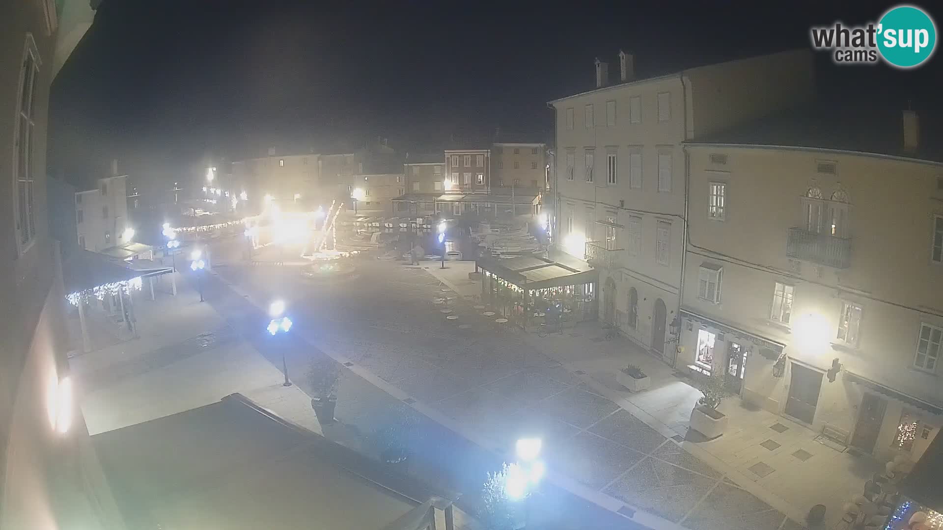 V ŽIVO spletna kamera Cres mesto – glavni trg in “mandrač” – otok Cres – Hrvaška