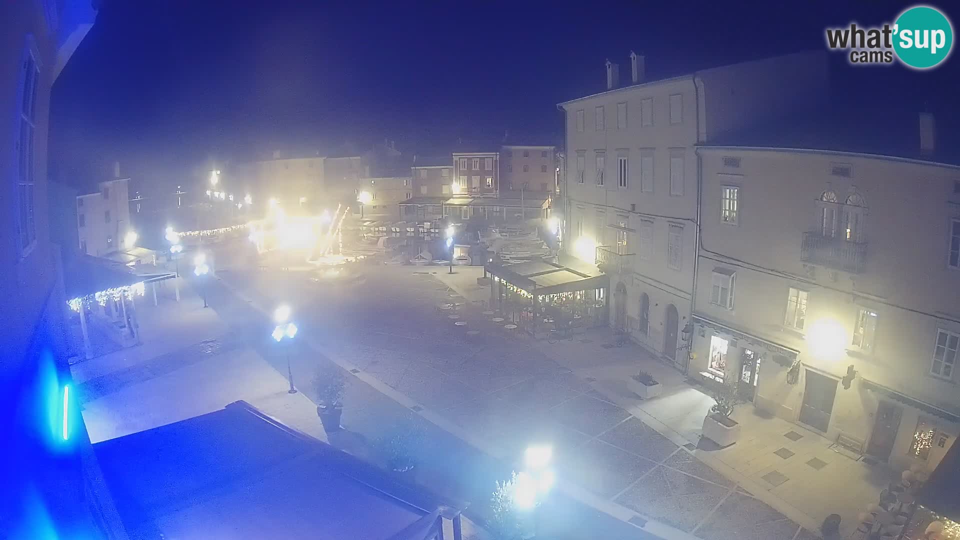 Web kamera Grad Cres – glavni trg i “mandrač” – otok Cres