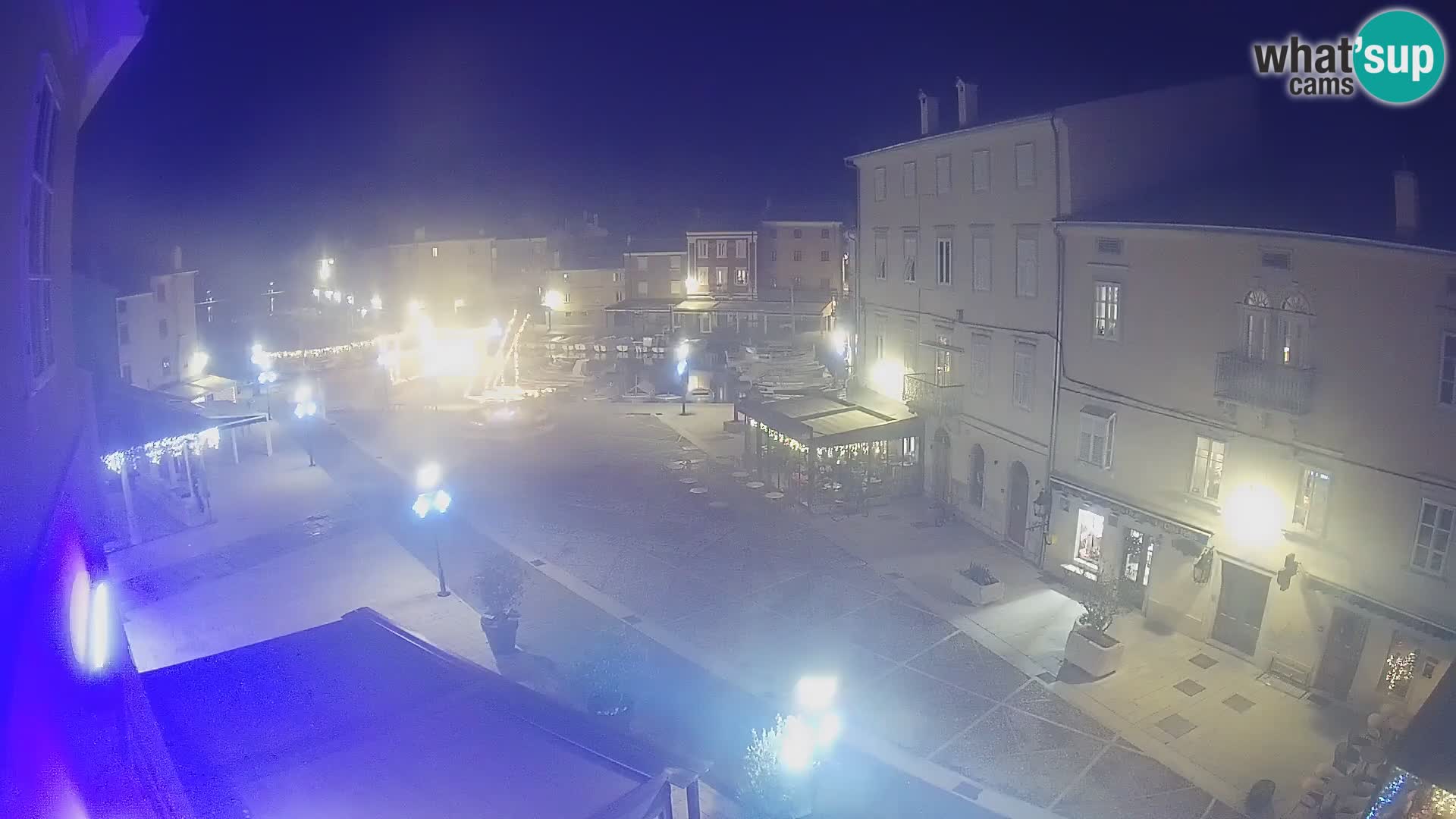 V ŽIVO spletna kamera Cres mesto – glavni trg in “mandrač” – otok Cres – Hrvaška