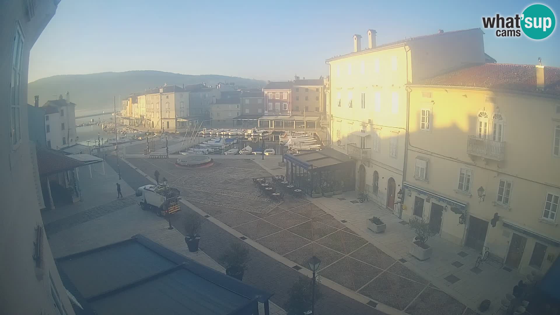 V ŽIVO spletna kamera Cres mesto – glavni trg in “mandrač” – otok Cres – Hrvaška