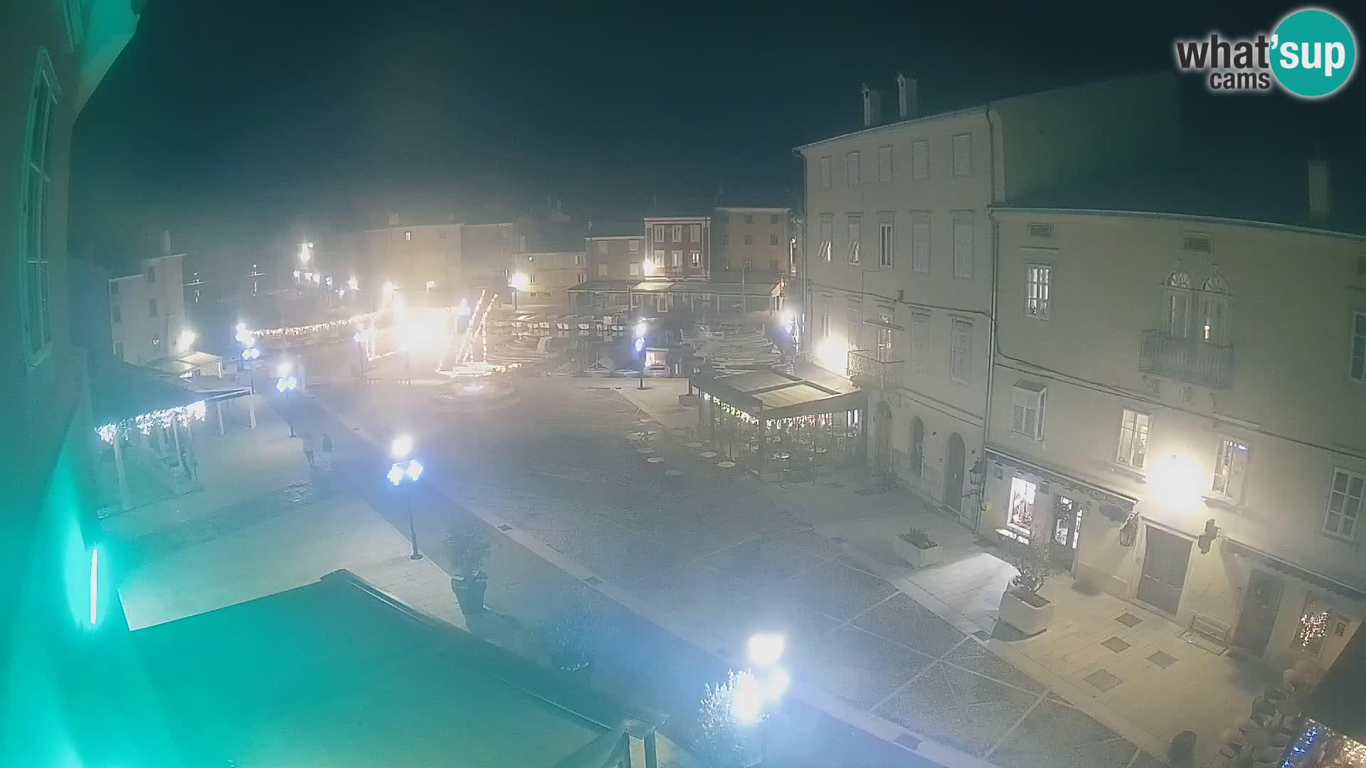 Web kamera Grad Cres – glavni trg i “mandrač” – otok Cres