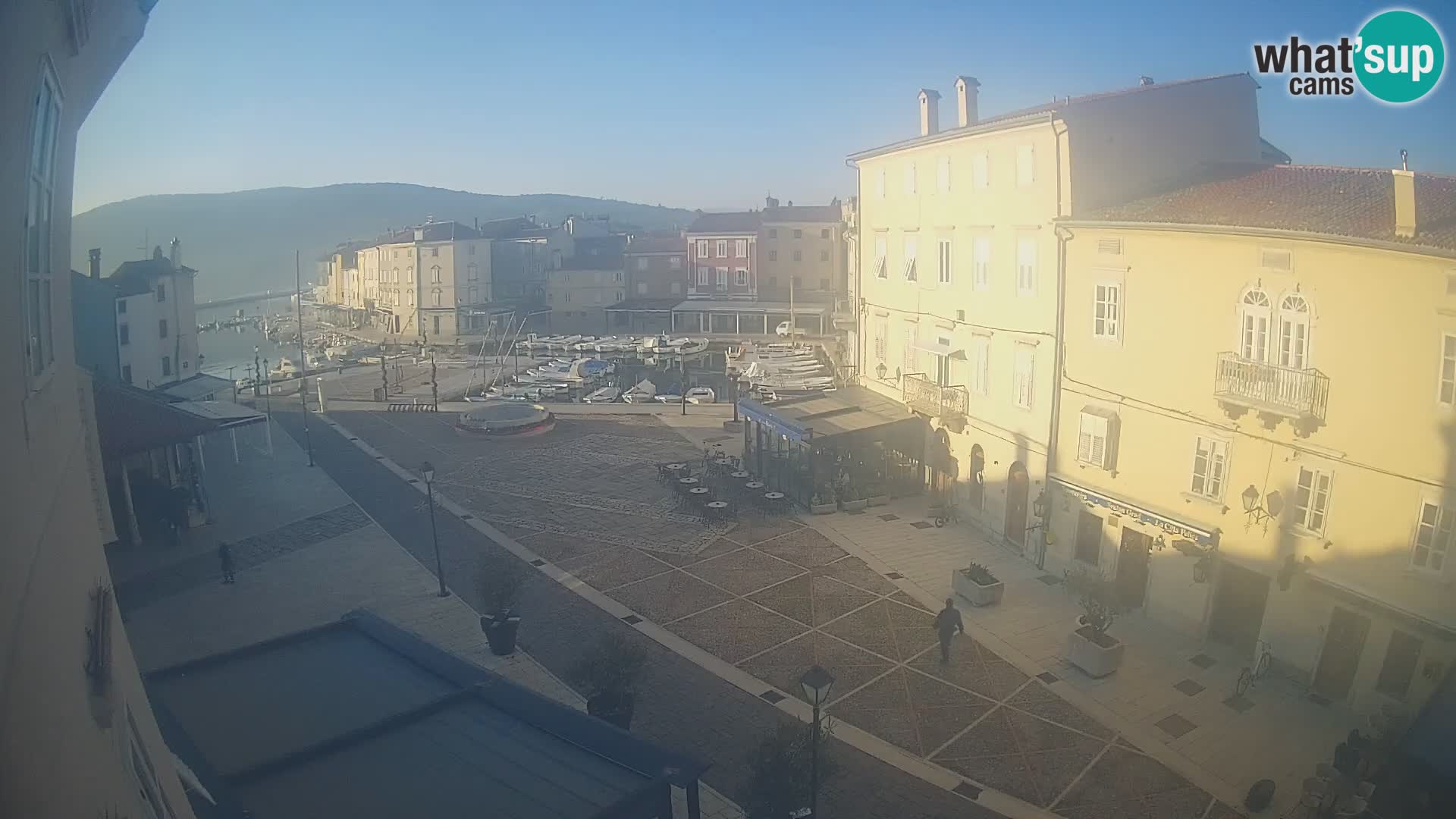 Kamera v ŽIVO Cres mesto – glavni trg in “mandrač” – otok Cres – Hrvaška