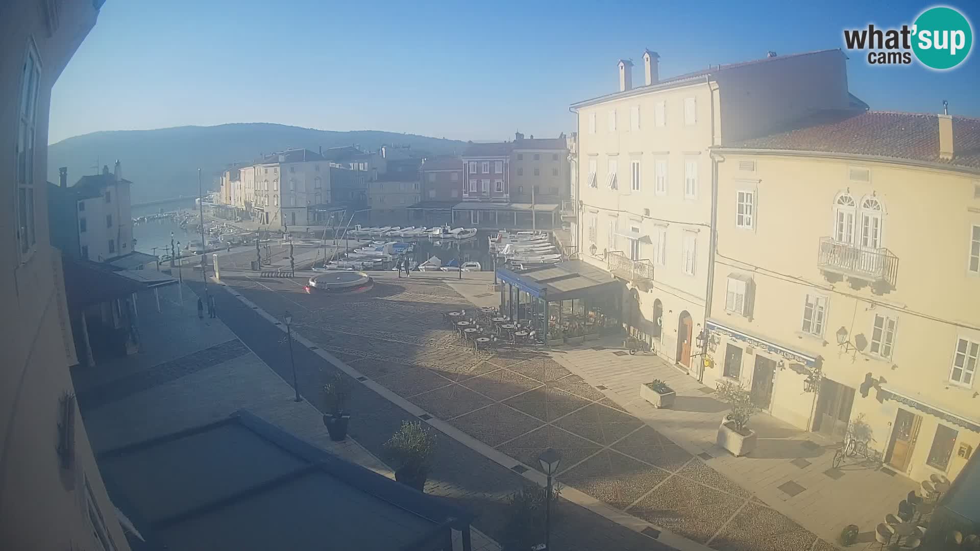 Web kamera Grad Cres – glavni trg i “mandrač” – otok Cres