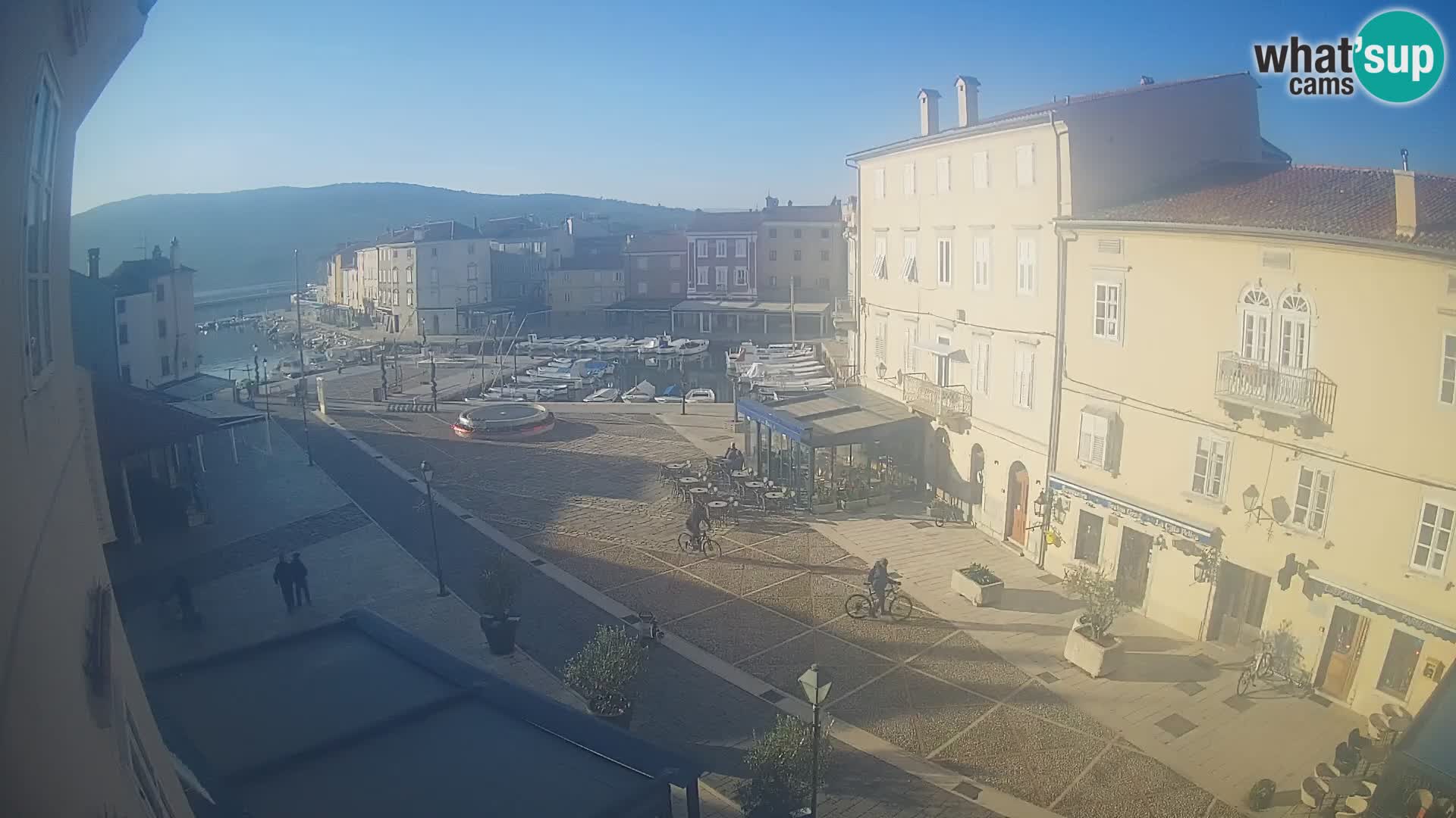 Cámara en vivo ciudad de Cres – plaza principal y “mandrač” – isla de Cres – Croacia