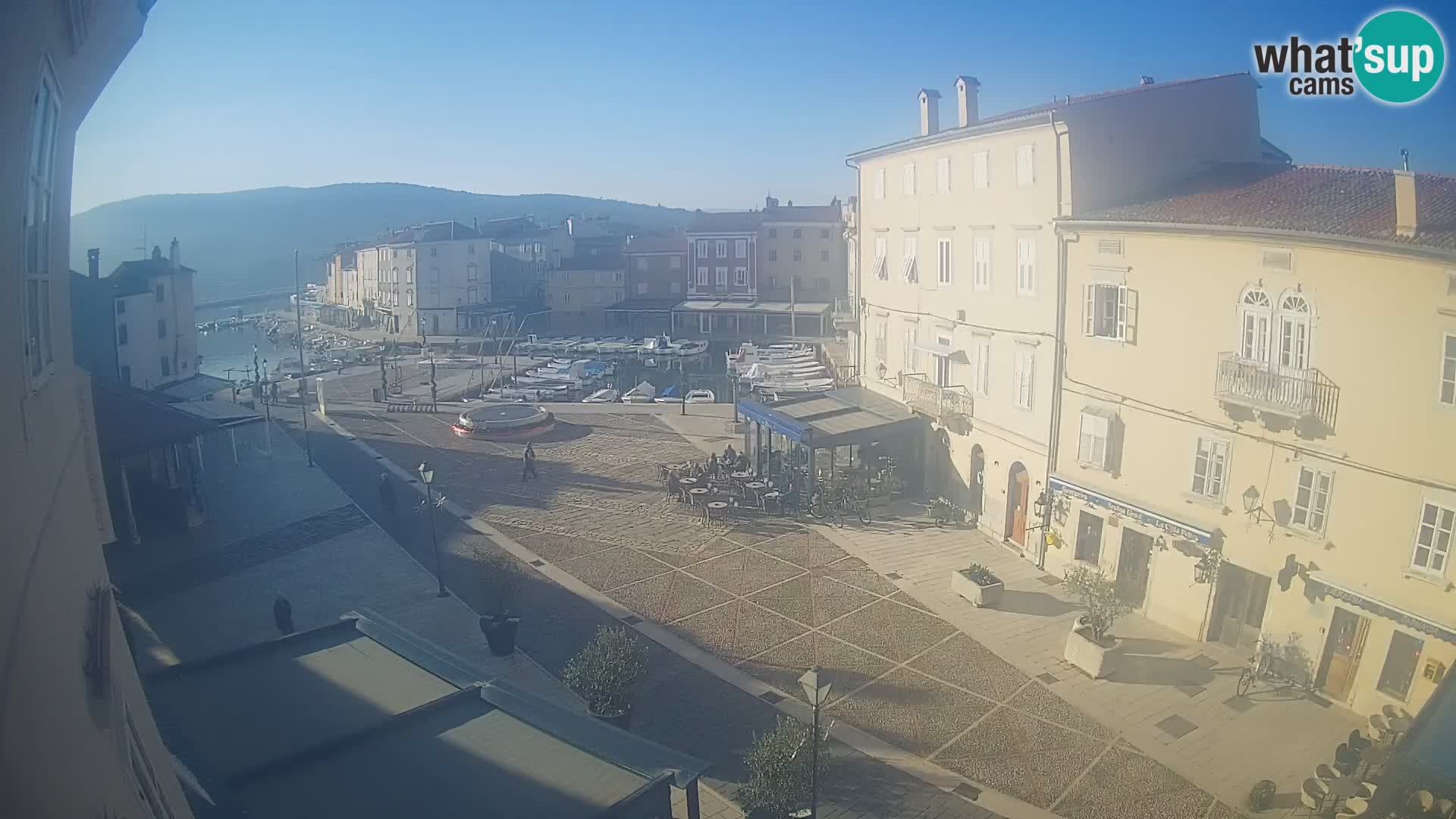 Web kamera Grad Cres – glavni trg i “mandrač” – otok Cres