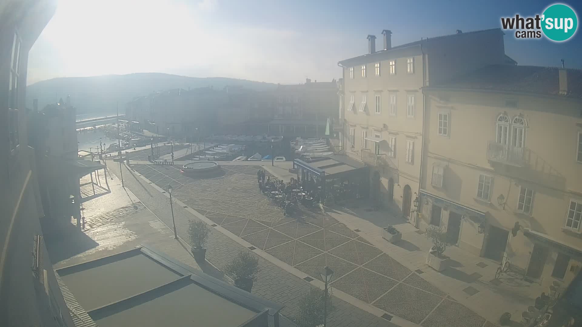 Cámara en vivo ciudad de Cres – plaza principal y “mandrač” – isla de Cres – Croacia