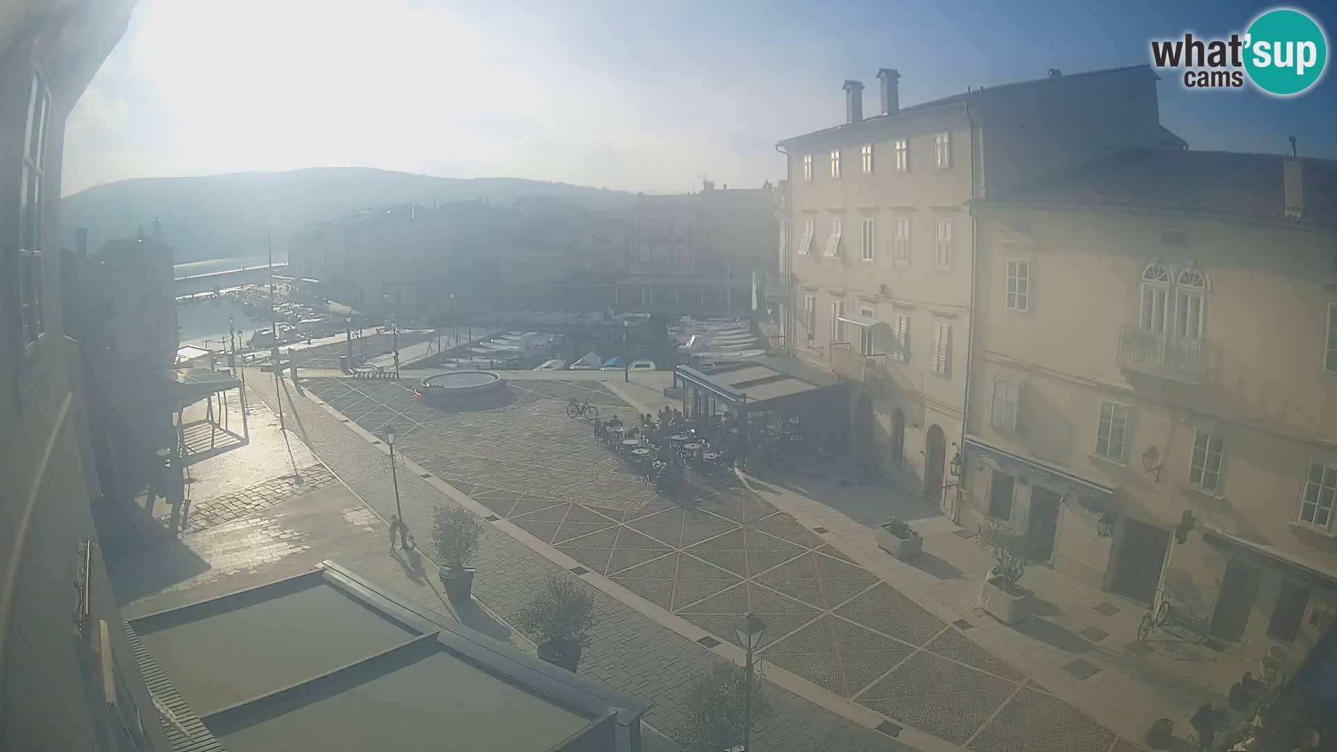 Cámara en vivo ciudad de Cres – plaza principal y “mandrač” – isla de Cres – Croacia