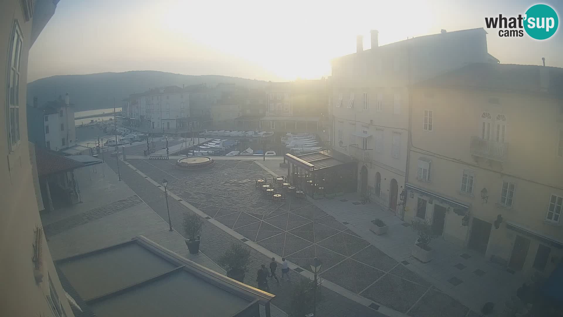 V ŽIVO spletna kamera Cres mesto – glavni trg in “mandrač” – otok Cres – Hrvaška