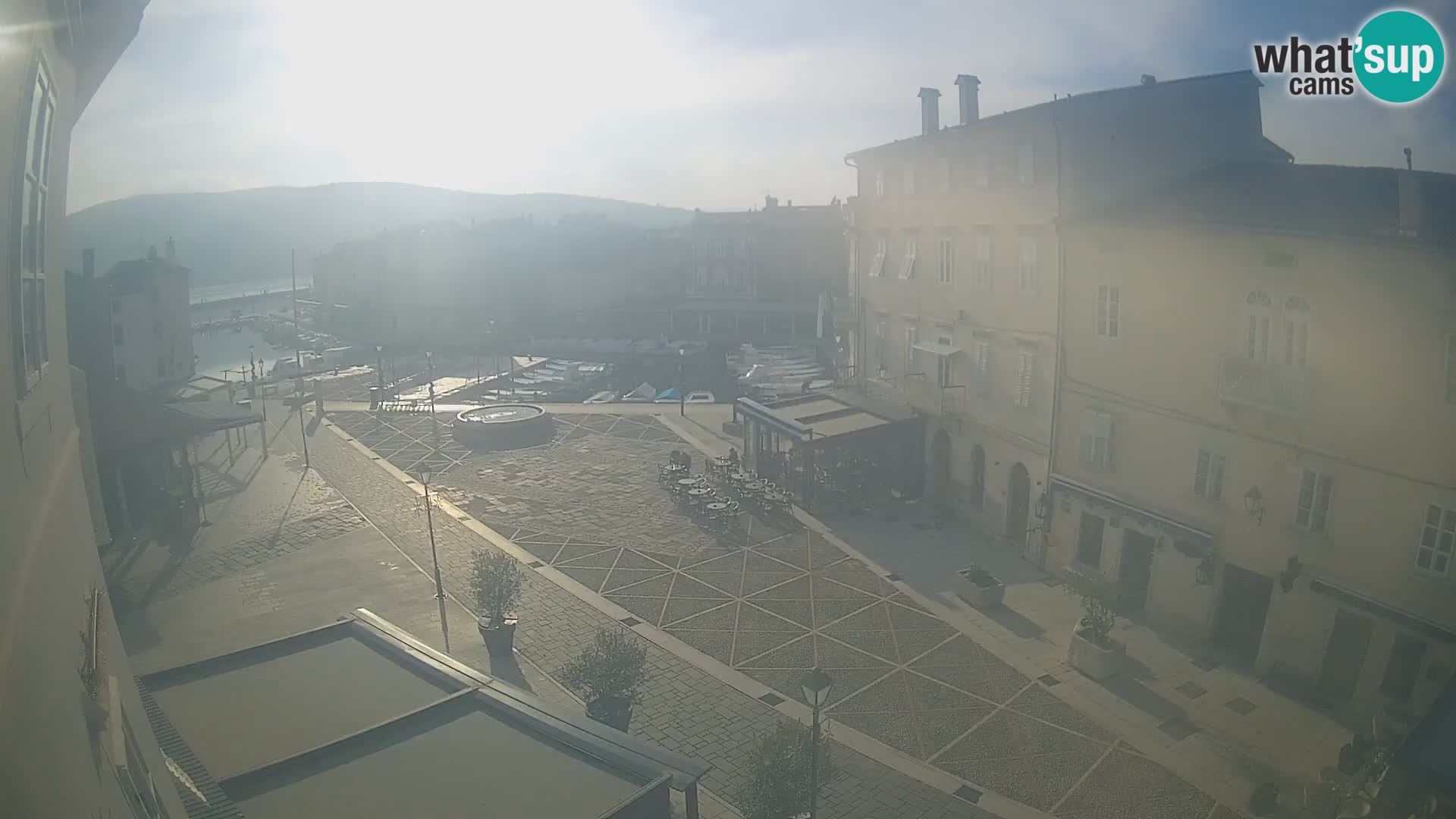 Web kamera Grad Cres – glavni trg i “mandrač” – otok Cres