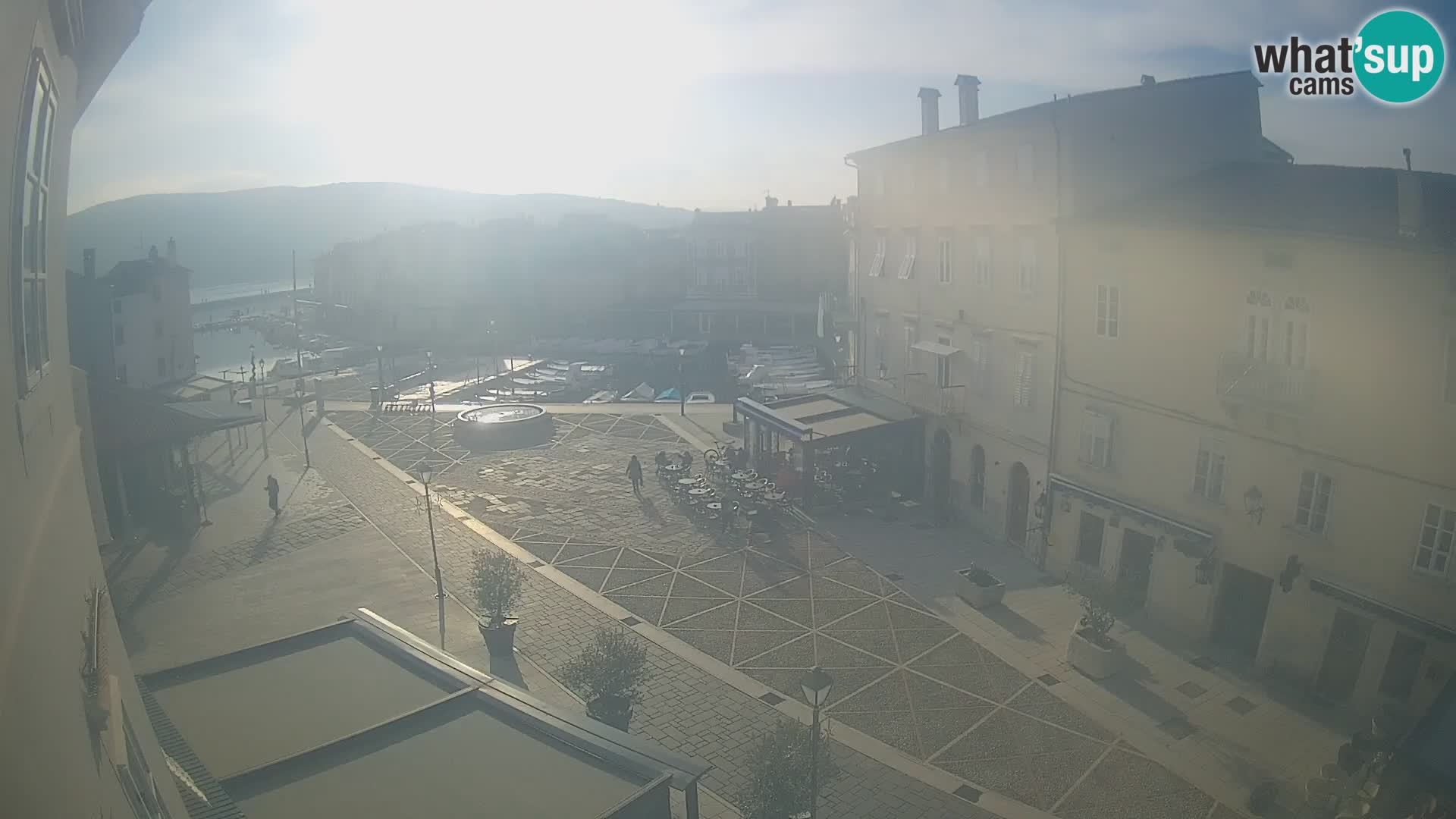 LIVE cam Cres city – place principale et “mandrač” – île de Cres – Croatie