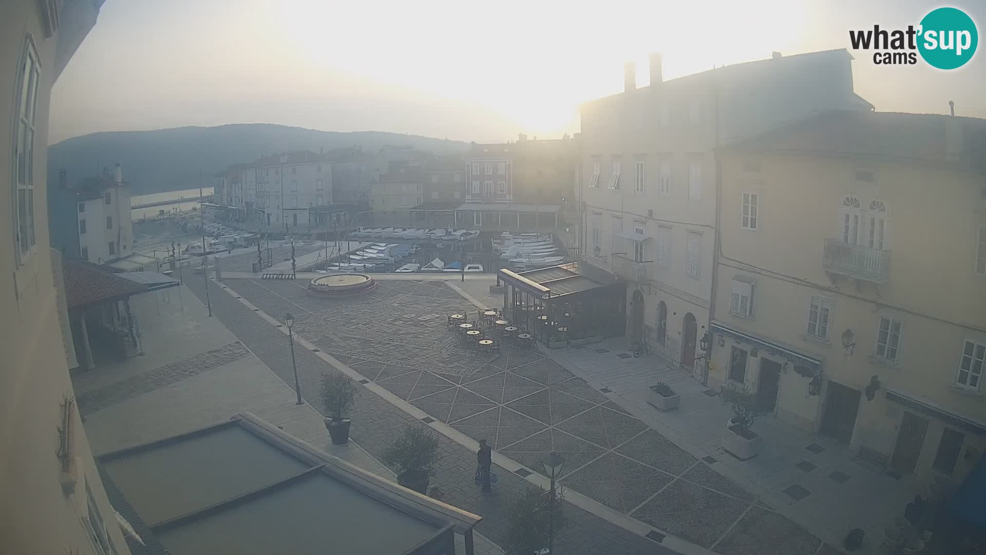 Kamera v ŽIVO Cres mesto – glavni trg in “mandrač” – otok Cres – Hrvaška