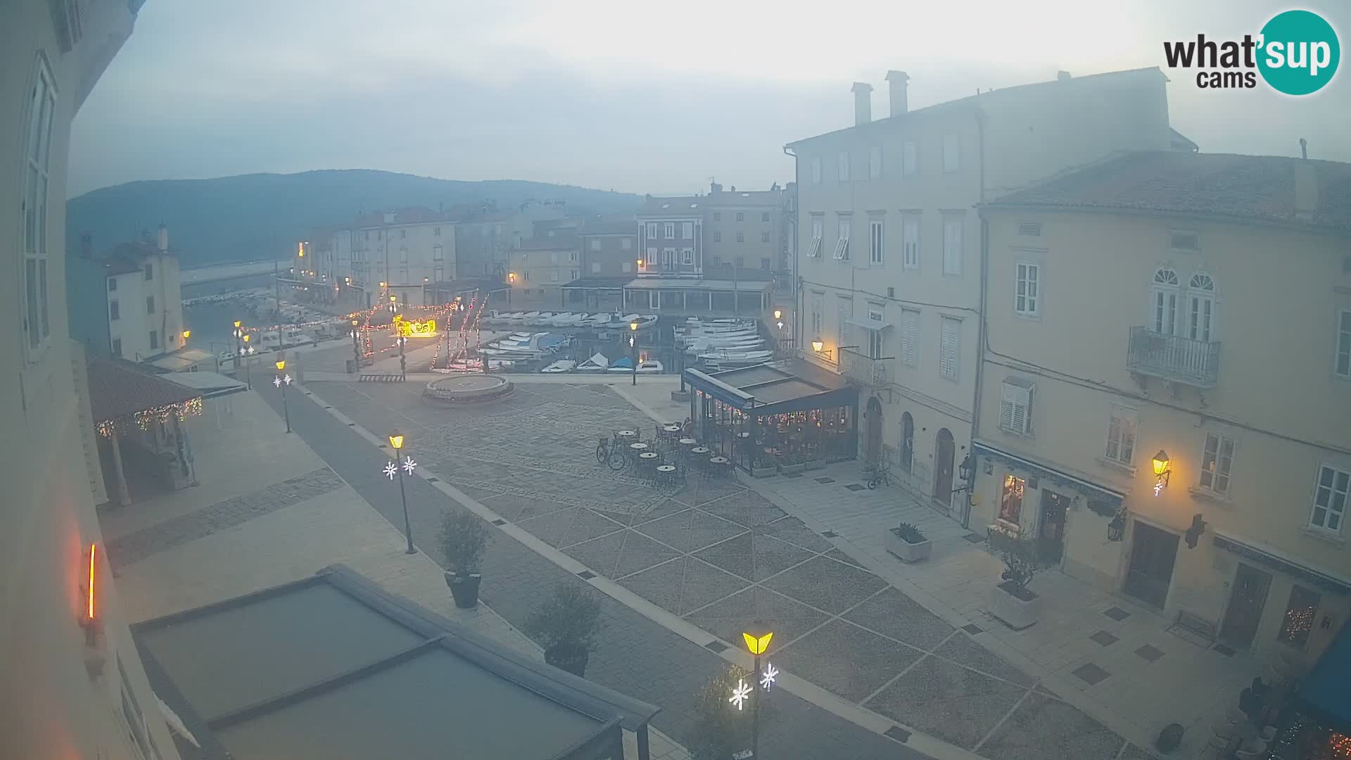 V ŽIVO spletna kamera Cres mesto – glavni trg in “mandrač” – otok Cres – Hrvaška