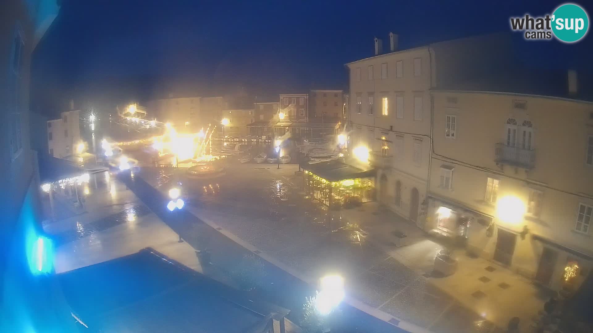 Web kamera Grad Cres – glavni trg i “mandrač” – otok Cres