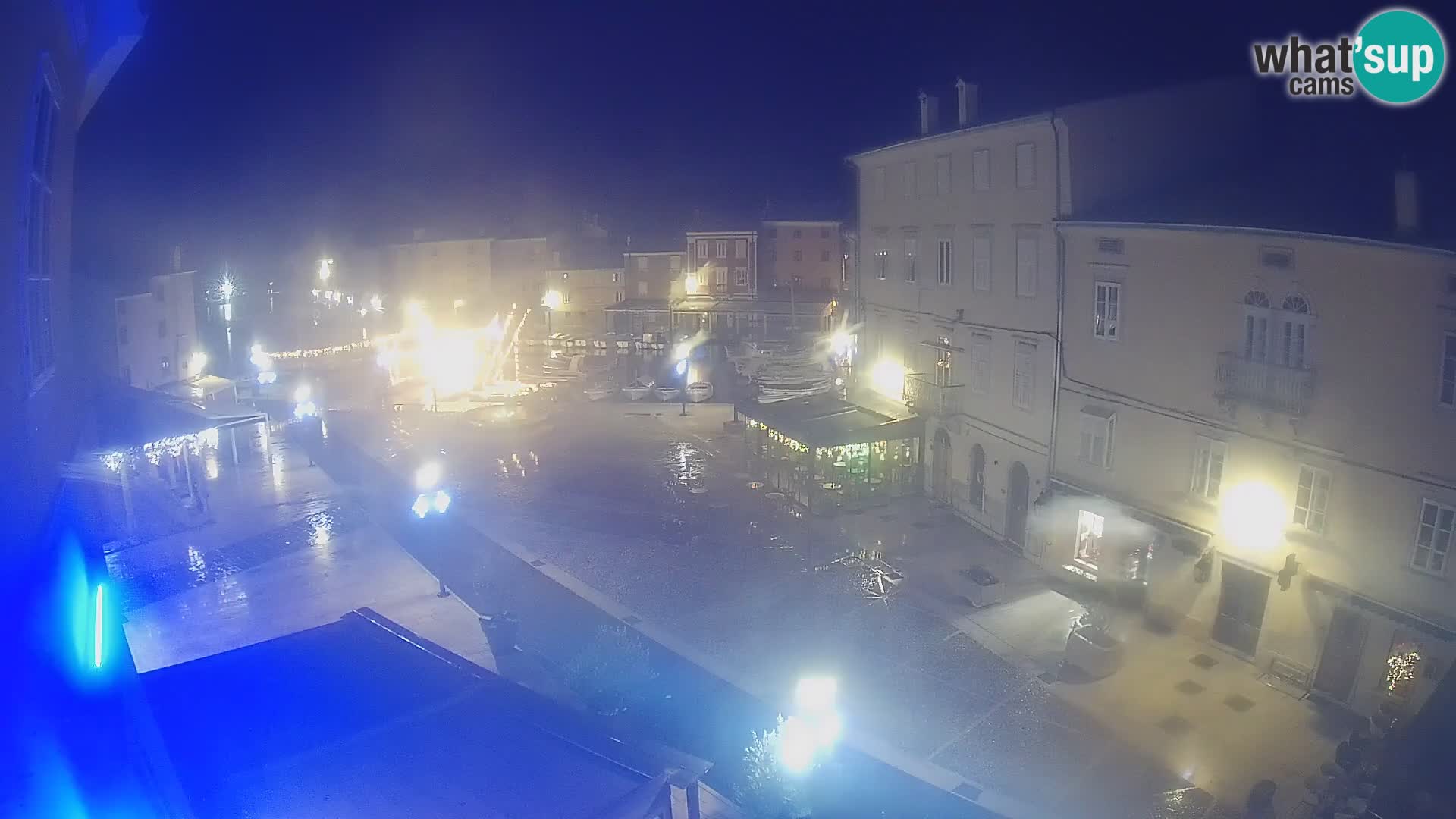 Web kamera Grad Cres – glavni trg i “mandrač” – otok Cres