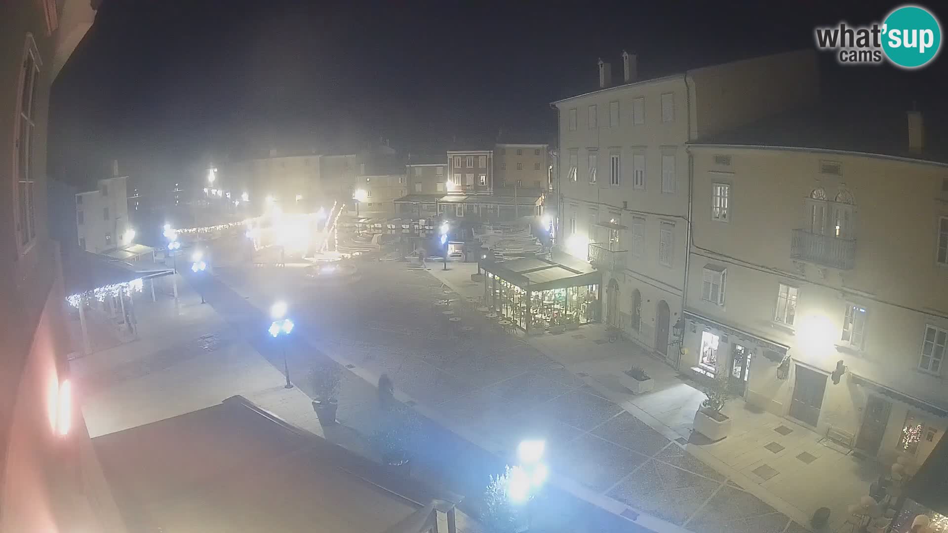 Web kamera Grad Cres – glavni trg i “mandrač” – otok Cres