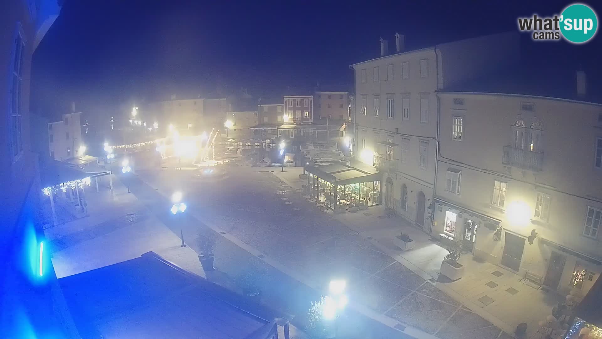 V ŽIVO spletna kamera Cres mesto – glavni trg in “mandrač” – otok Cres – Hrvaška