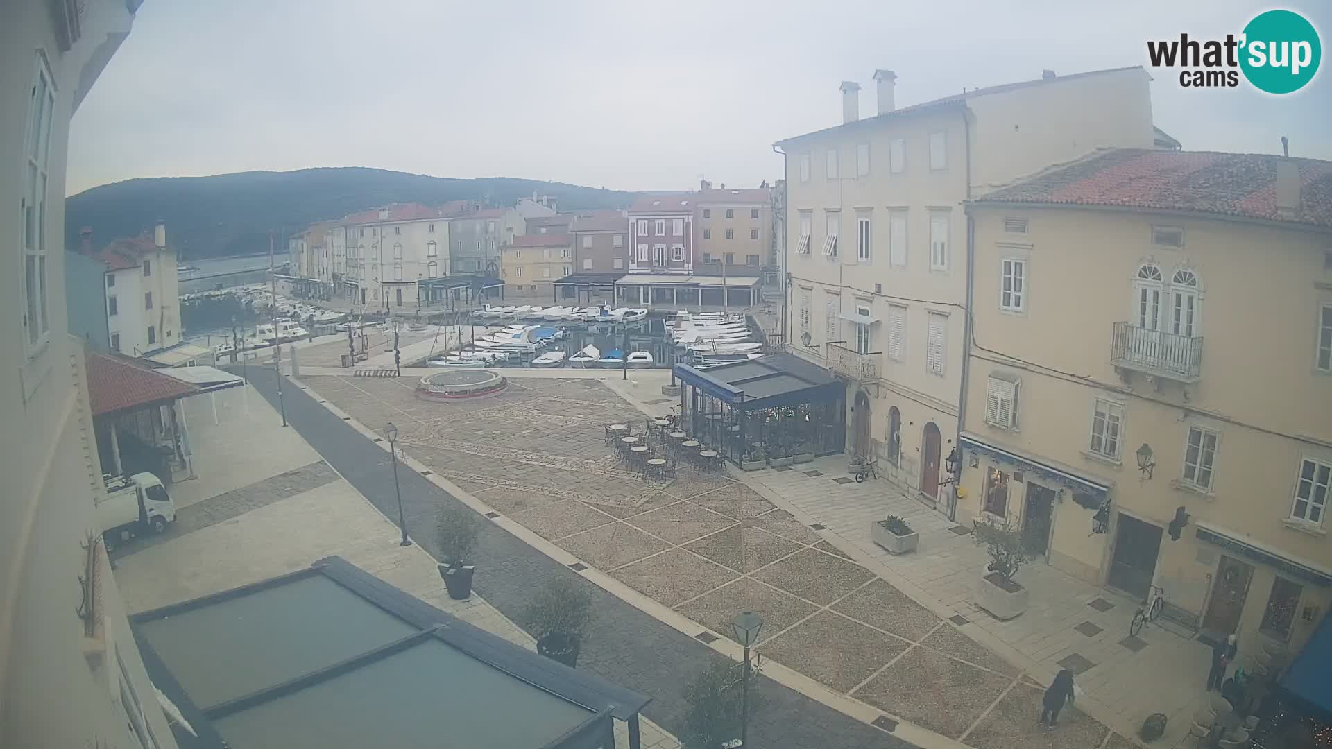 V ŽIVO spletna kamera Cres mesto – glavni trg in “mandrač” – otok Cres – Hrvaška