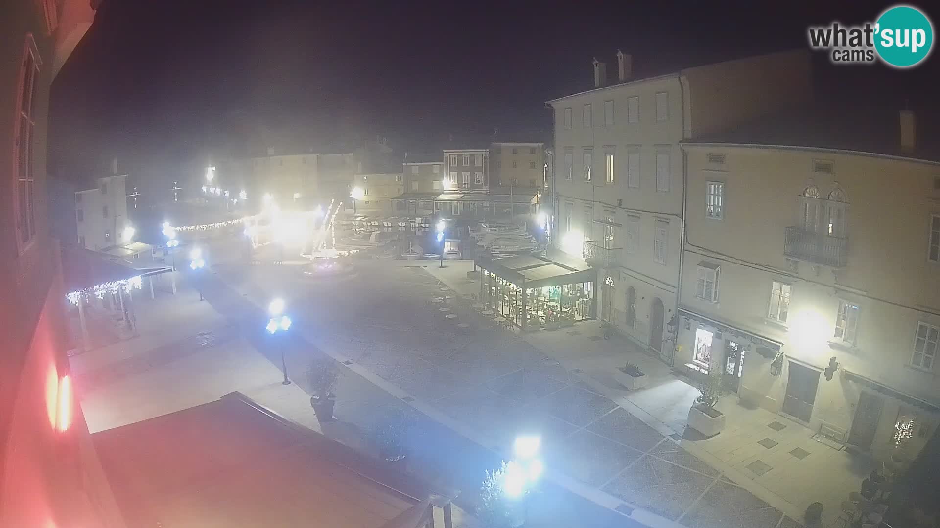 V ŽIVO spletna kamera Cres mesto – glavni trg in “mandrač” – otok Cres – Hrvaška